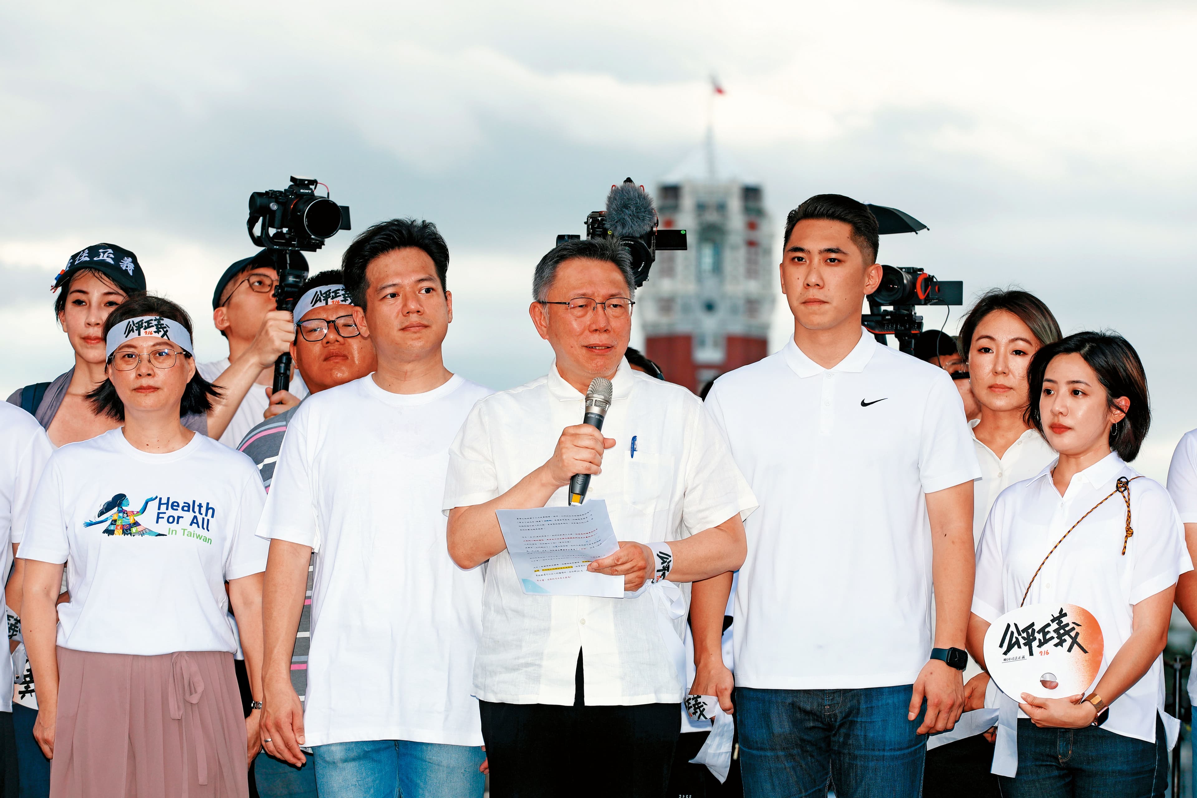 柯文哲716凱道集會一句「台灣經歷3次政黨輪替,有比以前過得更好嗎?」表露藍白合並非白營選項的心跡。