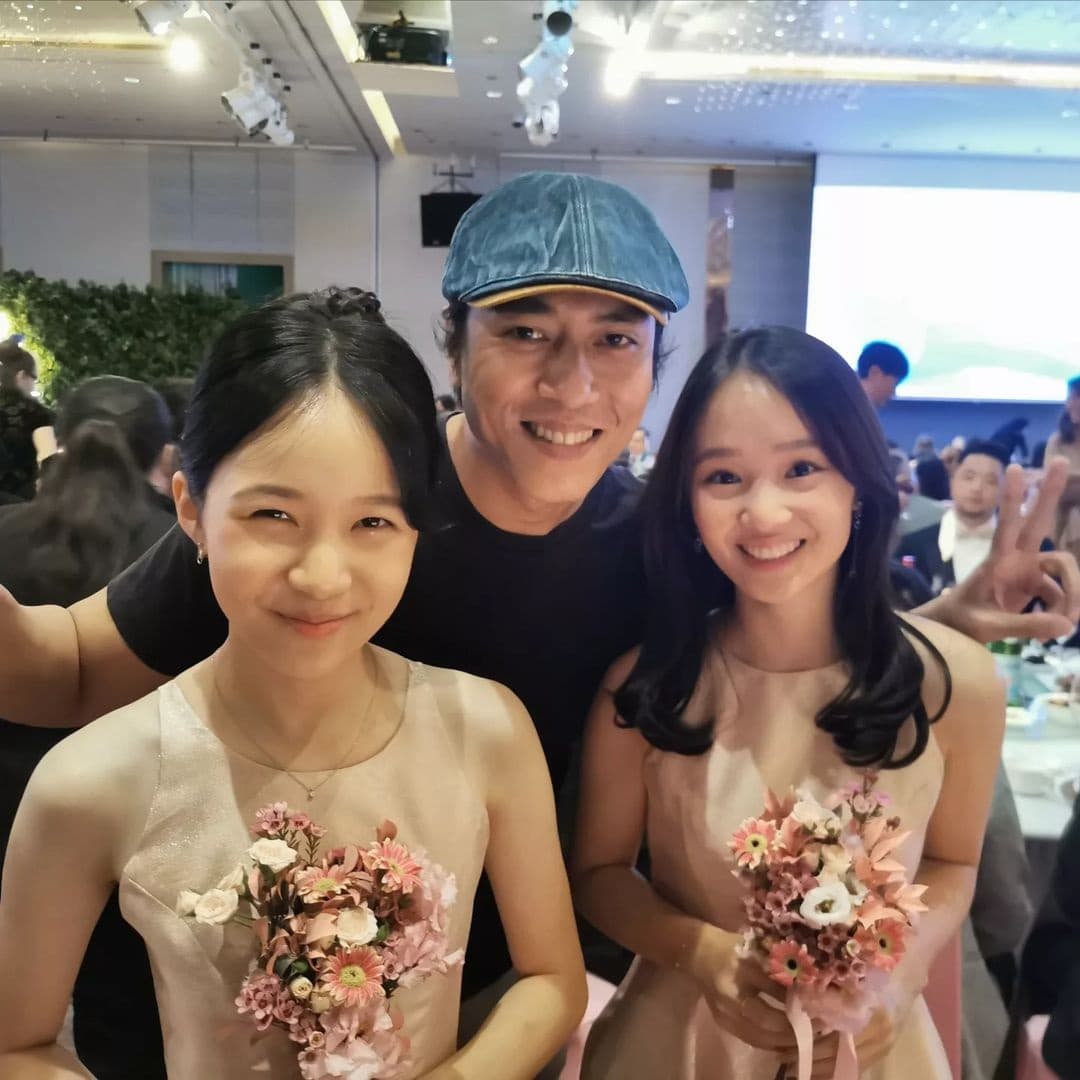 片中的父女三人:莊凱勛、方郁婷、林品彤受邀參加婚禮。(翻攝自莊凱勛IG)