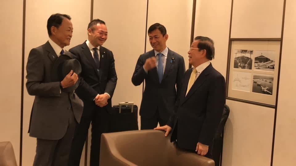 謝長廷與麻生等一行人在休息室短暫閒聊。(翻自謝長廷臉書)