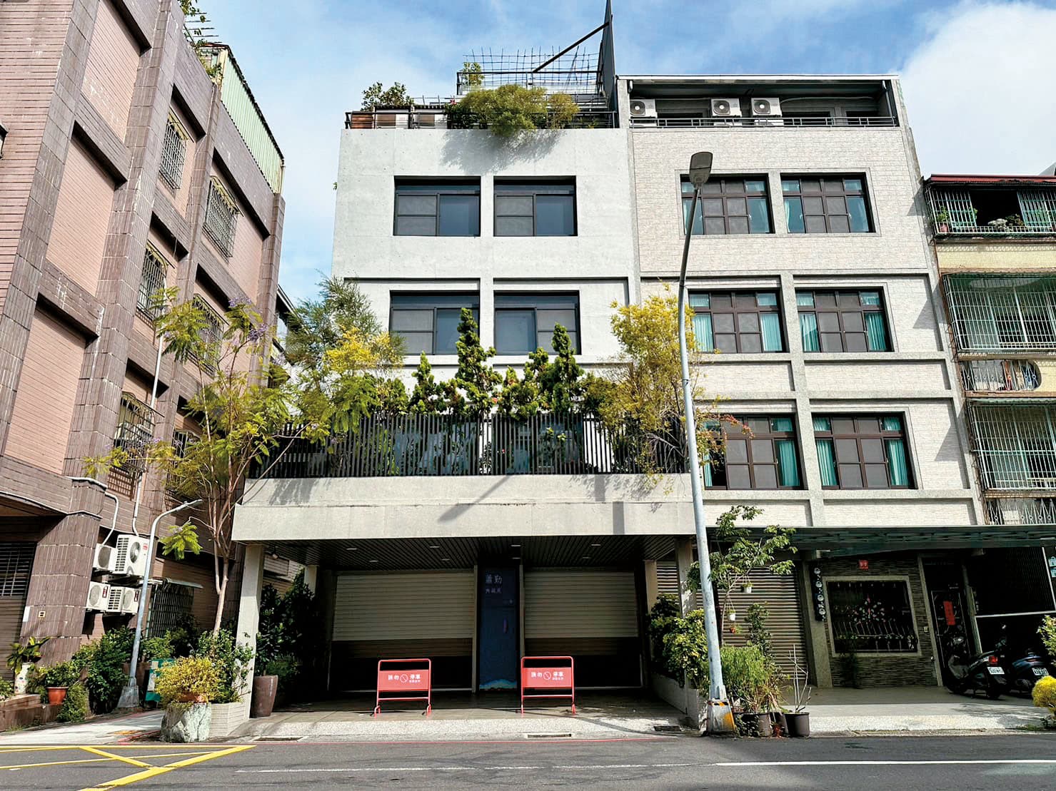蕭勤國際文化基金會位於高雄鎮海路,2戶連棟占地逾百坪,市值近4千萬元,卻登記在吳素琴個人名下。