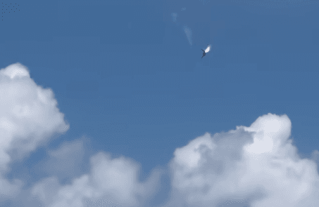 正進行單機特技的IDF戰機,在空中發動機疑似故障突然起火。(翻攝畫面)