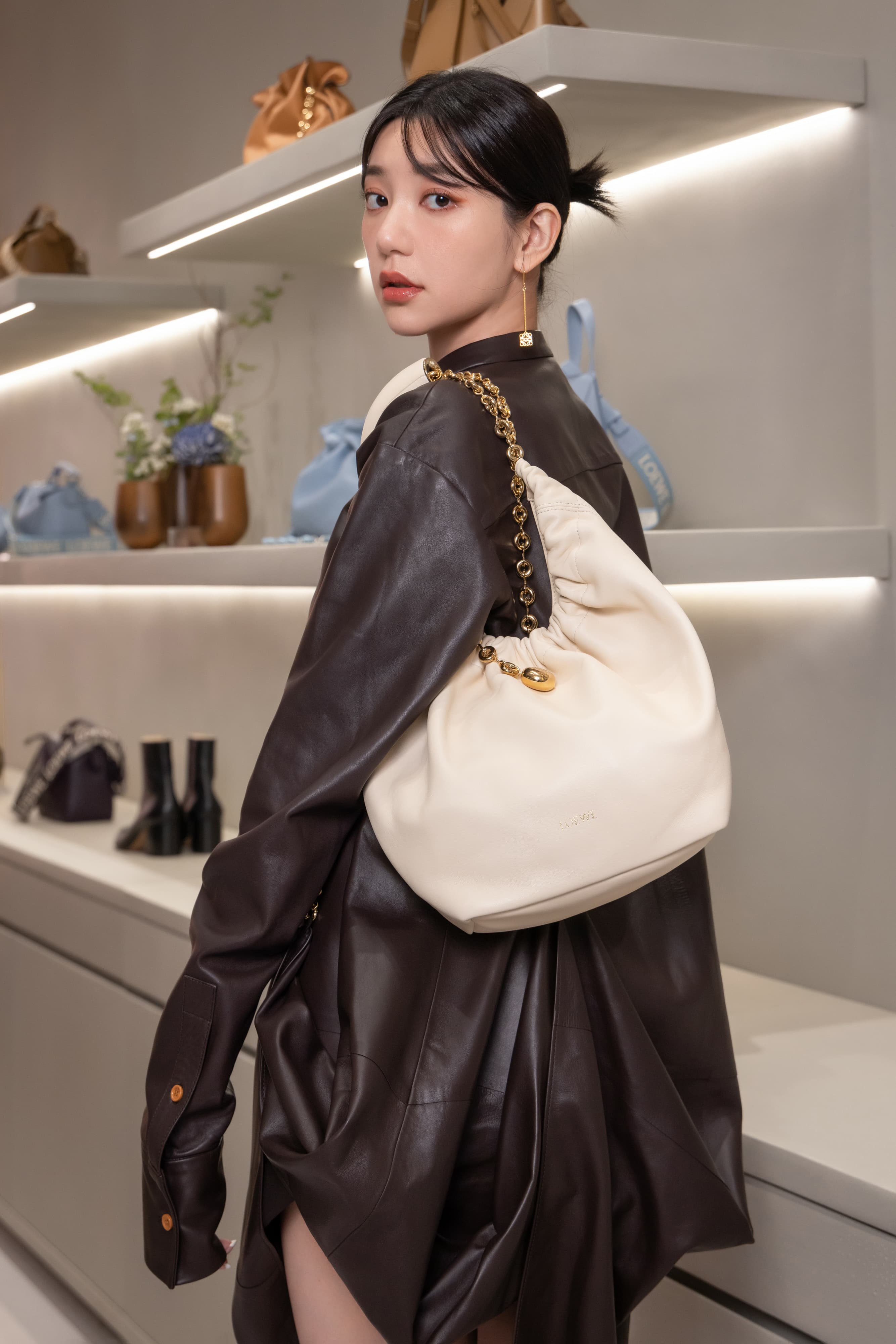郭雪芙透露特別喜愛本季新搭配「甜甜圈」金鍊的Squeeze包款。(Loewe提供)