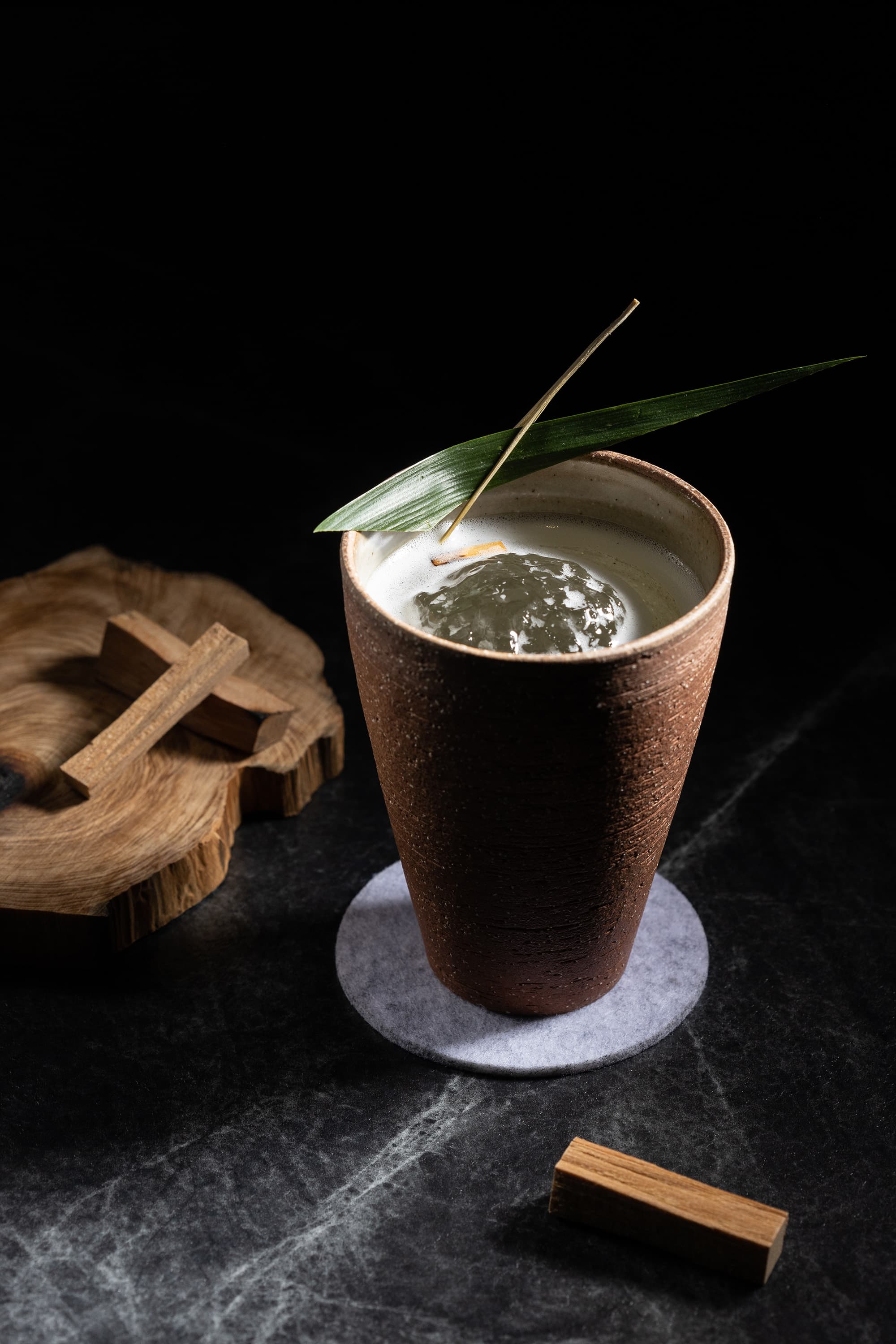 「HINOKI I」使用炙燒扁柏、香蘭與佛手柑,是一杯喝得到森林浴意象的調酒。(400元/杯)