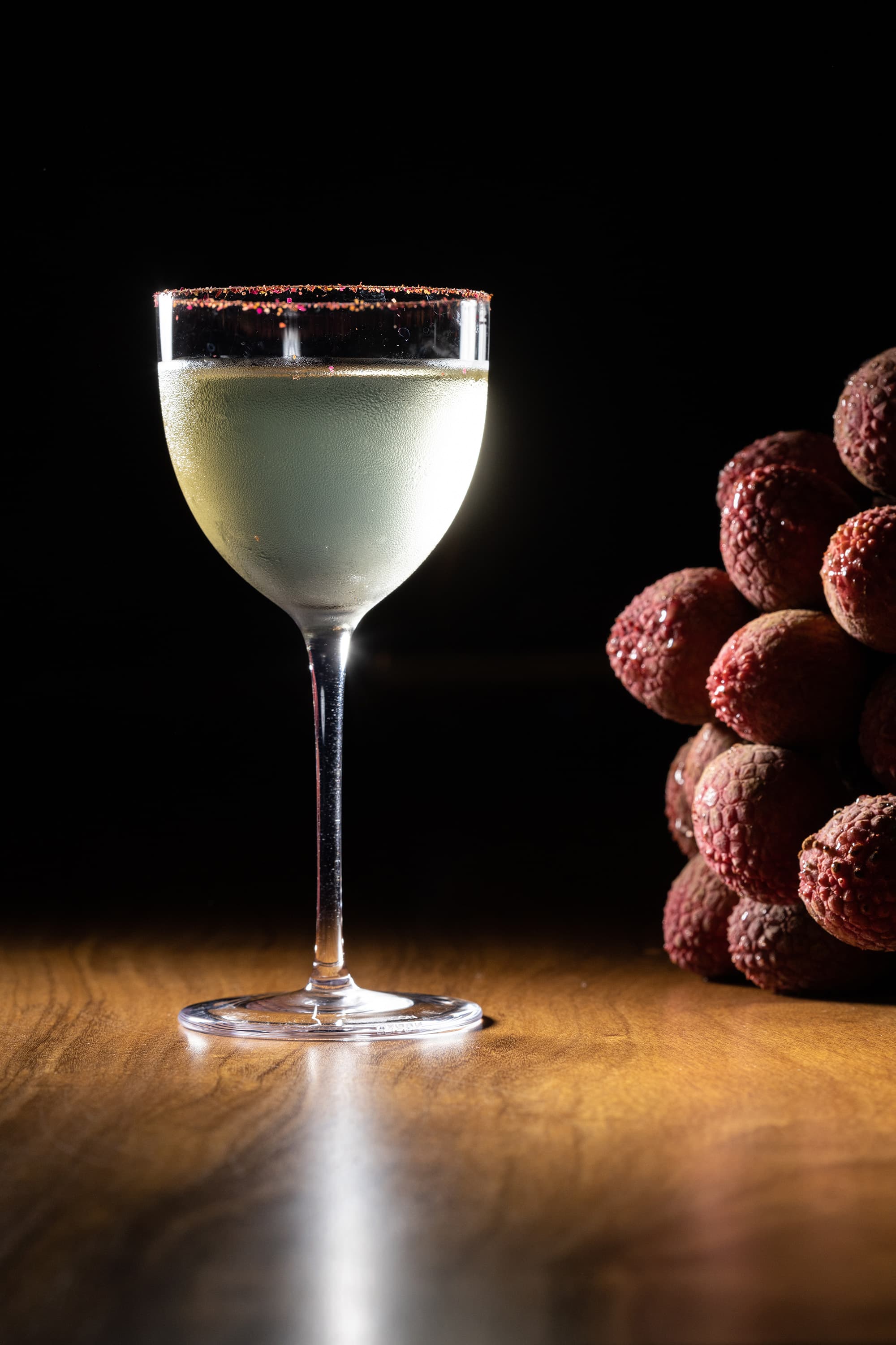 Andy的「Modern Lychee Martini」使用新鮮荔枝澄清,搭配杯緣的鹽漬玫瑰,為這杯經典調酒注入全新風味。(350元/杯)