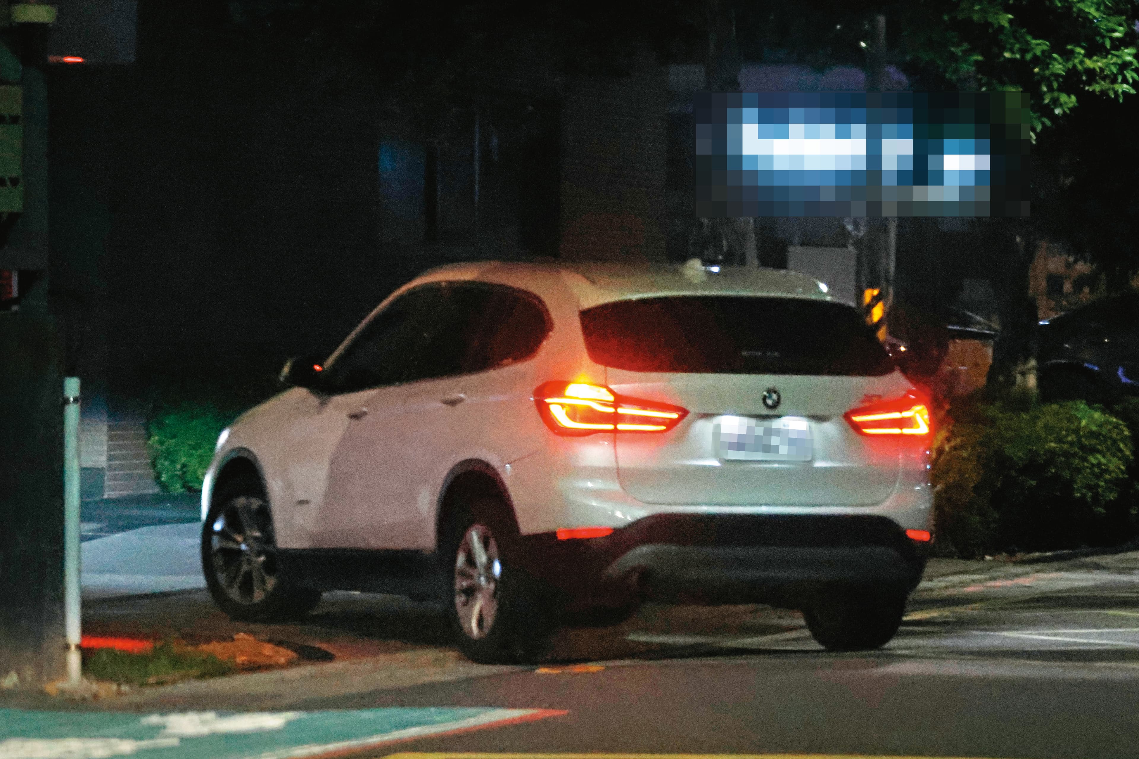 22:34 送完女性長輩回家,邱沁宜跟房元凱再回到天母。