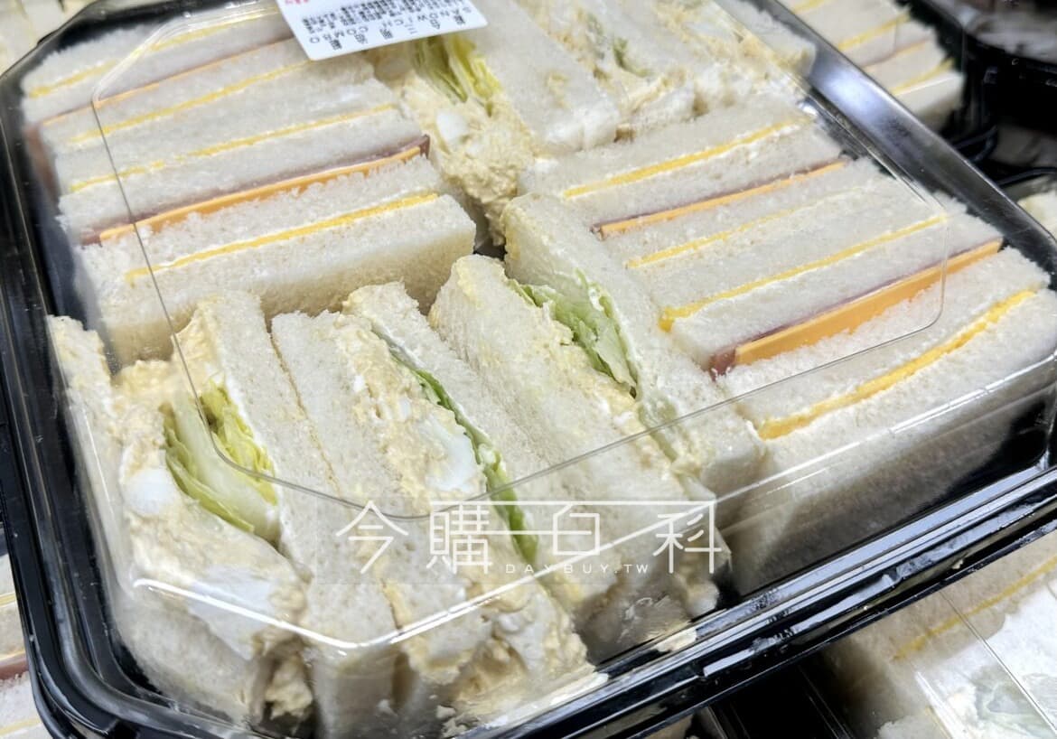 好市多推出夏日輕食「綜合三明治組」一盒299元。(翻攝自臉書社團Costco好市多 商品經驗老實說)