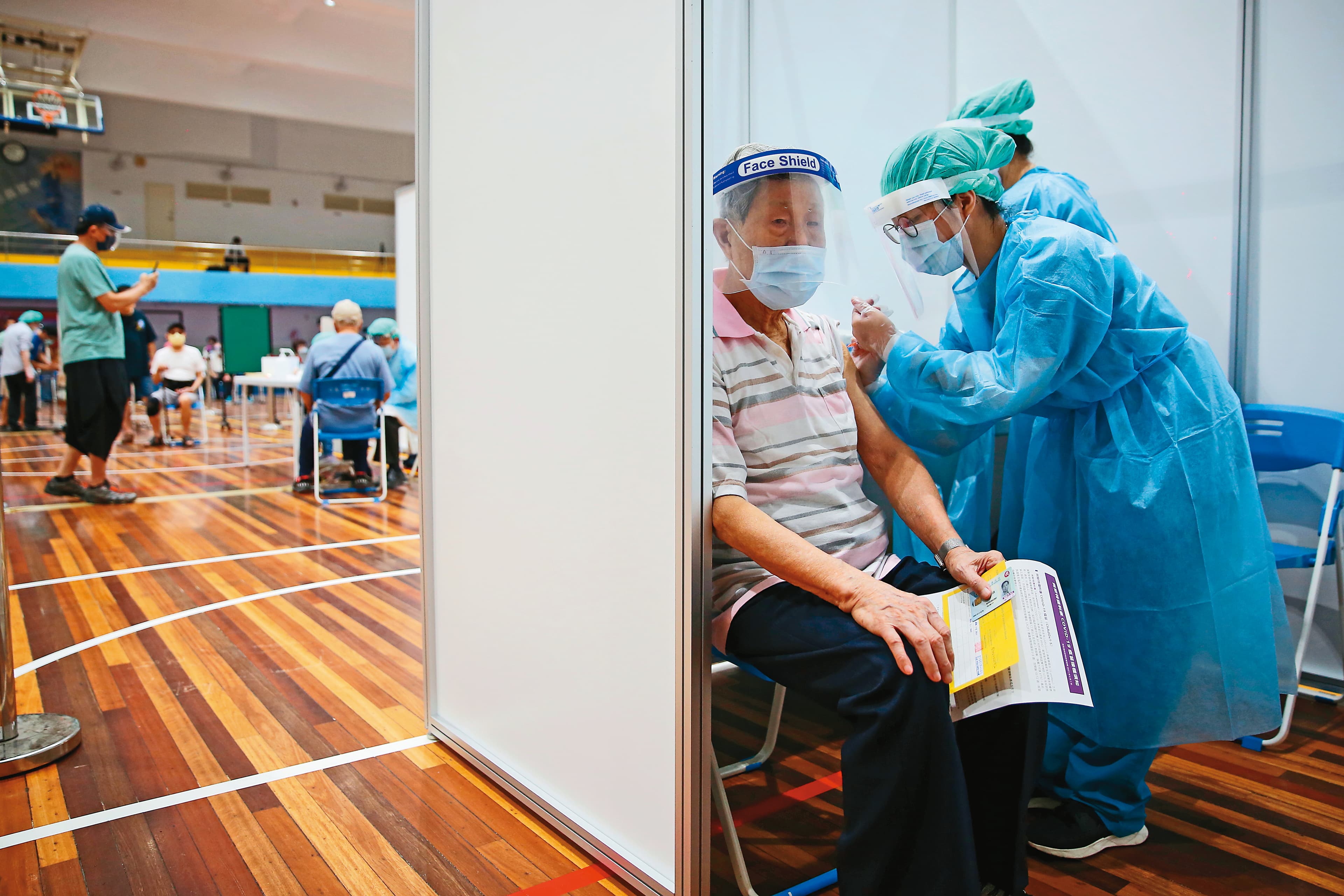 新冠疫情讓產險業防疫保單慘賠3,000億元,後座力慢慢浮現。