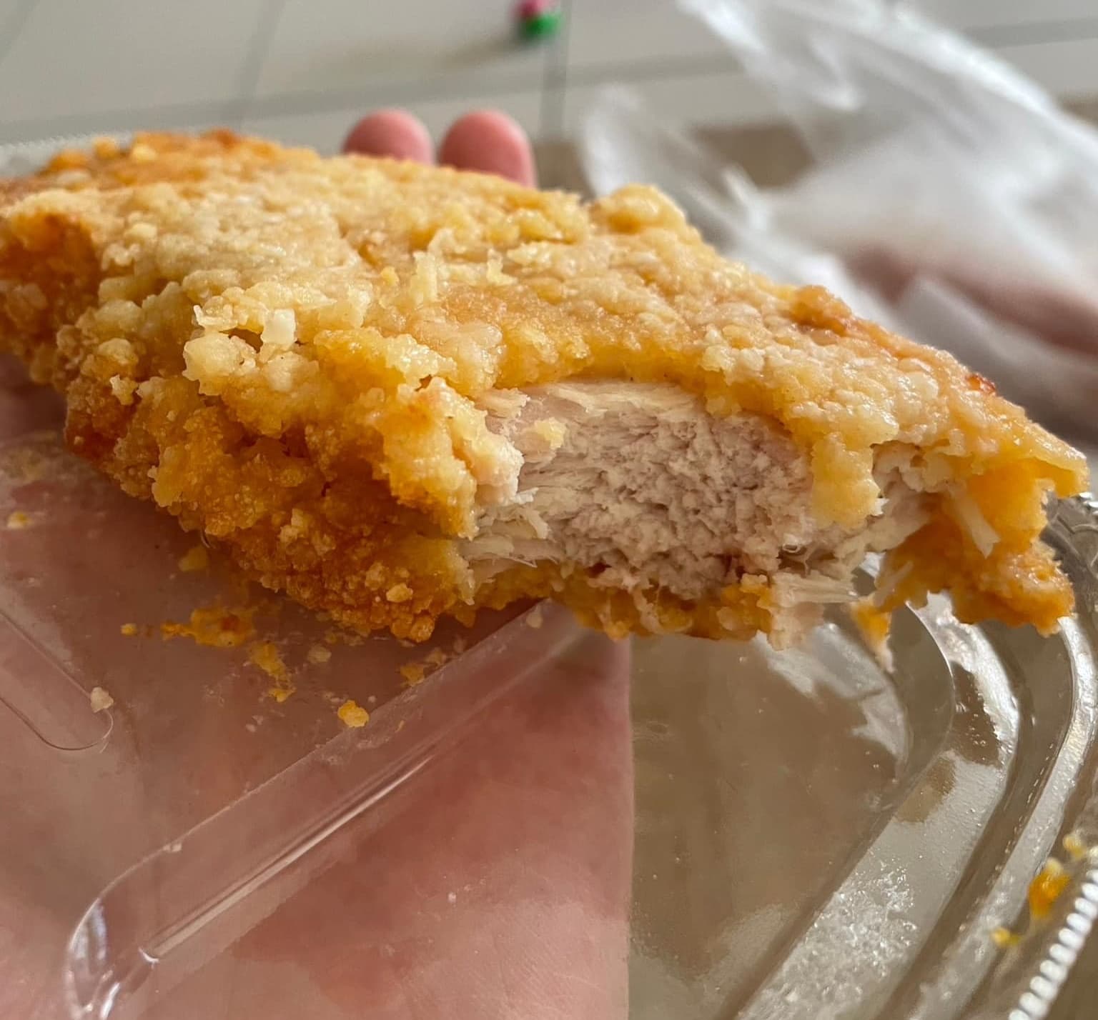全聯與農委會合作推出的高CP值便當,主菜炸雞排厚度引起網友討論。(翻攝自臉書社團「在我愛全聯-好物老實說中」)