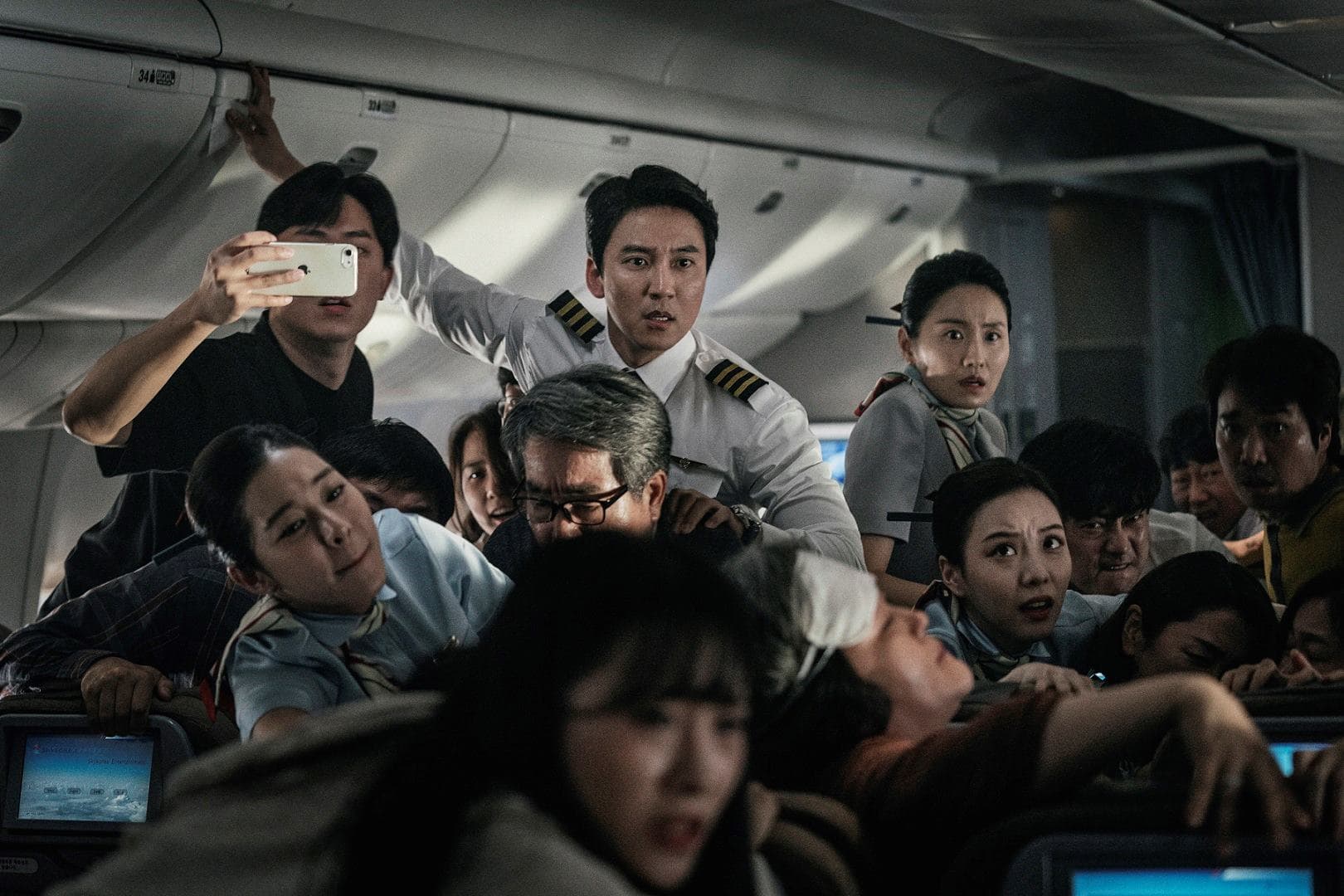金南佶在《緊急迫降》中為了拯救病危旅客跑到機艙了解狀況。(車庫娛樂提供)