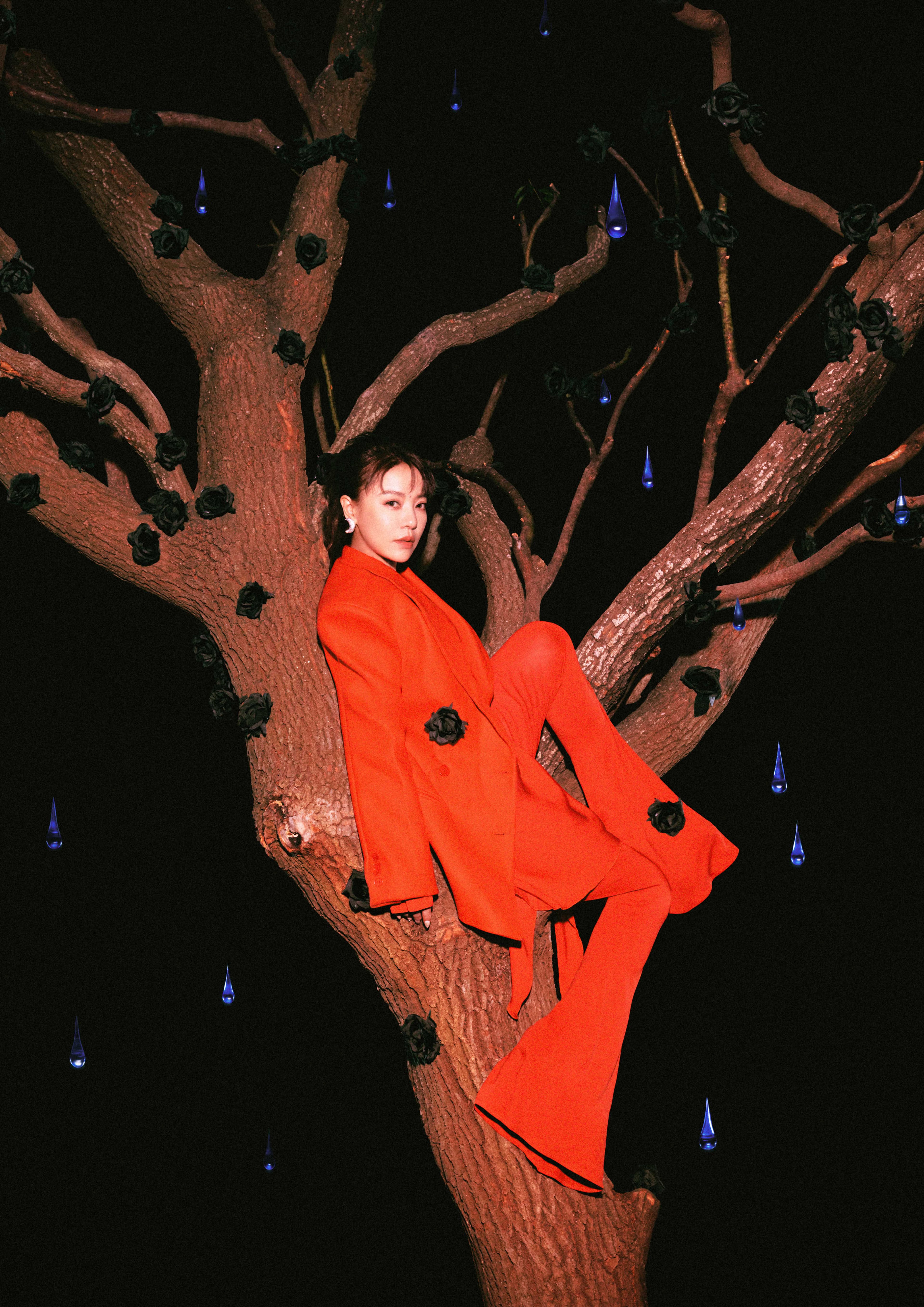 丁噹穿著大紅西裝,在黑夜裡耀眼如虹。(相信音樂提供)