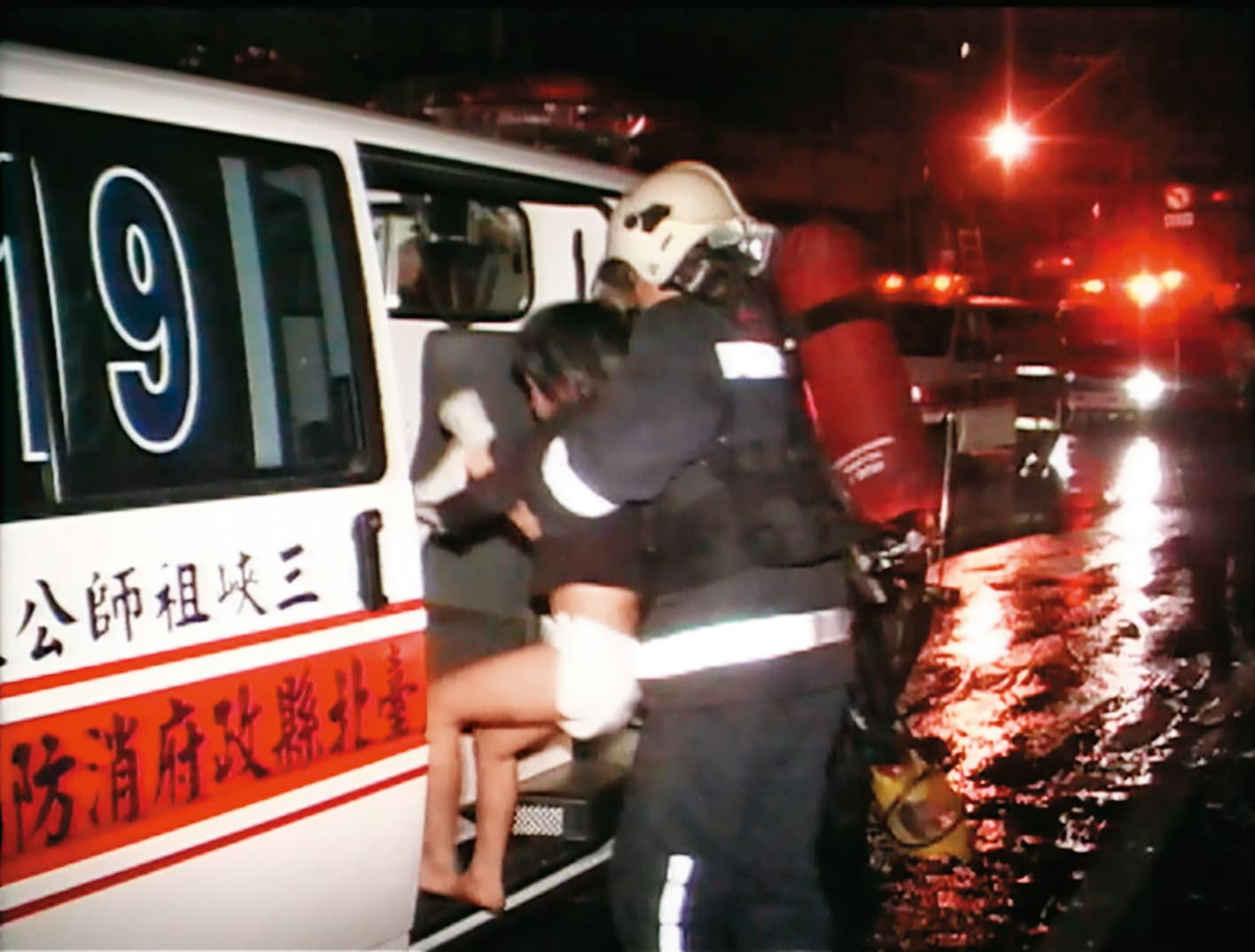 消防隊員趕抵火場,冒險救出被濃煙嗆傷的幼童。(東森新聞提供)