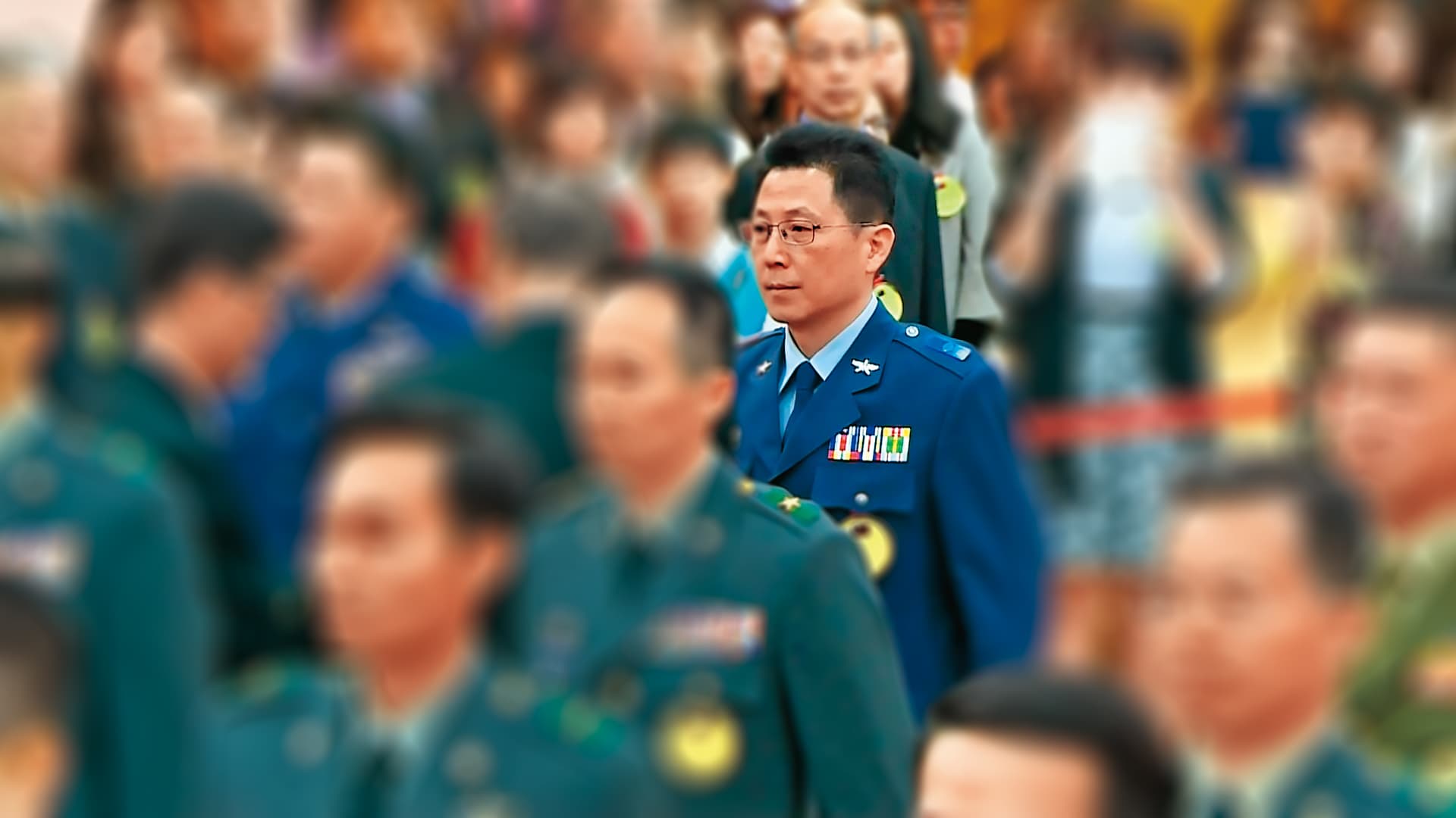 檢調查出張大偉除索賄外,竟與軍中女同袍們有親密往來,為查出贓款流向,一併清查相關人等帳戶。(東森新聞提供)