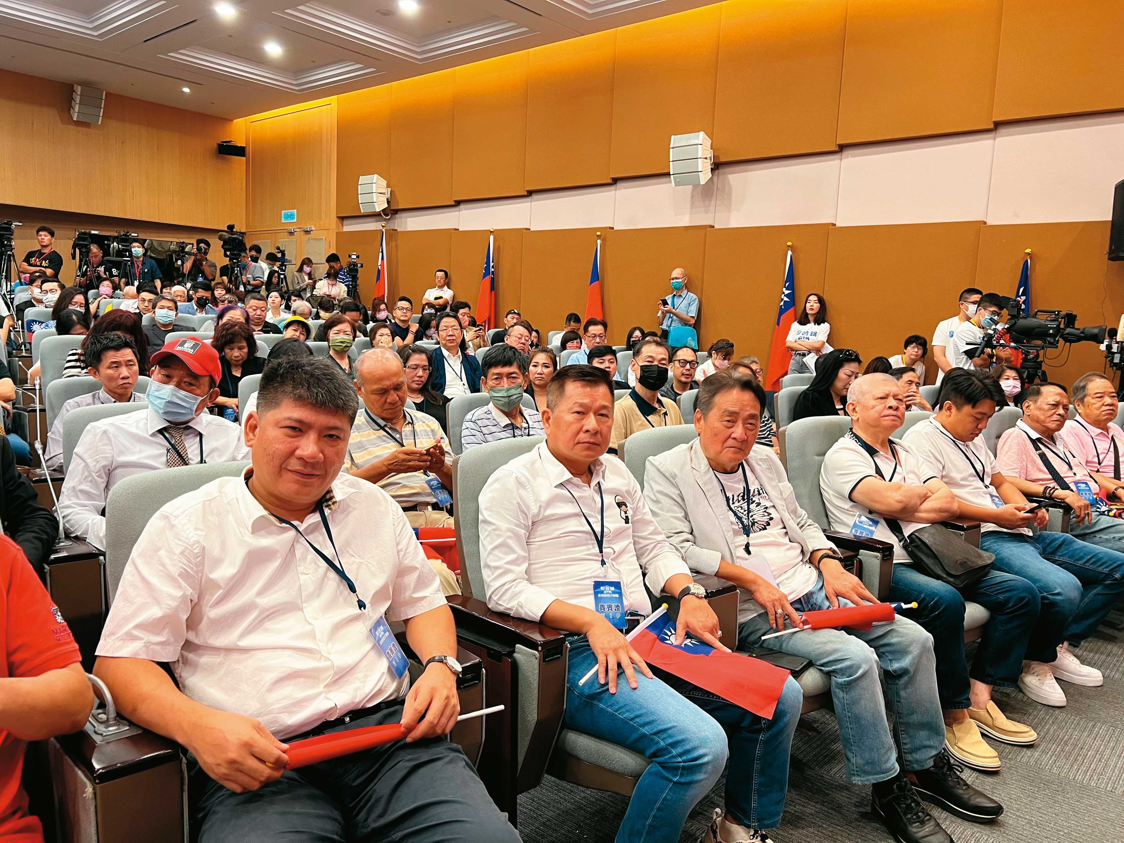 郭台銘宣布參選總統,台下未見挺郭派政壇人士出席,清一色是素人支持者,格外引發聯想。