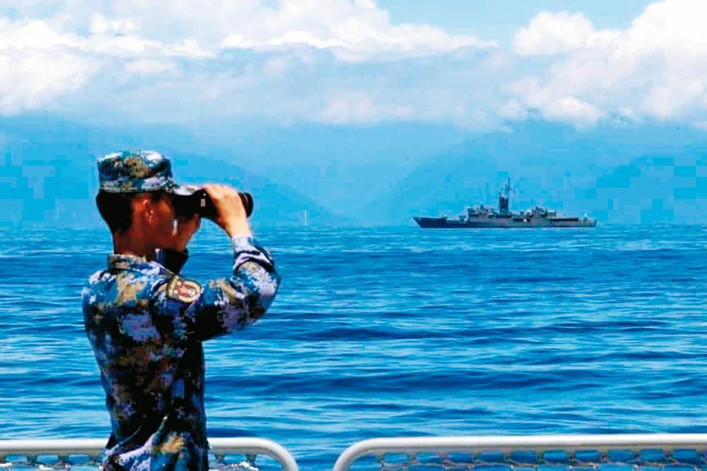 解放軍在去年裴洛西訪台後公布此照,共艦看似離花蓮很近,後被我國防部認證此為變造照片。 (翻攝微博)