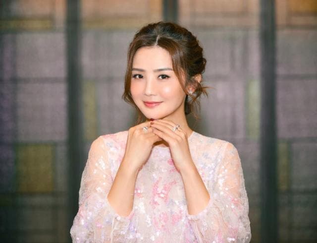 阿Sa與百億富三代石恒聰宣布和平分手後,傳出之間其實還有女星陳靜。(翻攝自阿Sa臉書)