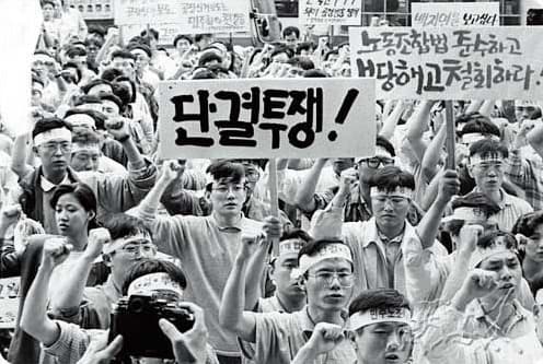 韓國在1987年民主化運動後,報社與電視台紛紛成立工會,當時在《MBC》任職的孫石熙也積極參與。(翻攝自namu.wiki)