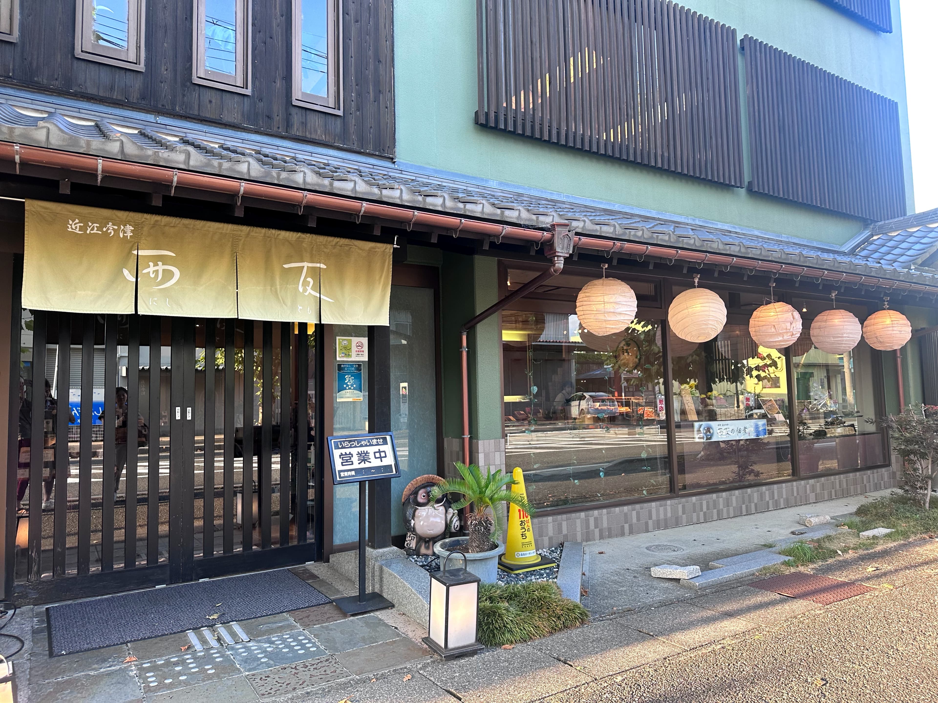 西友本店從昭和時代營業至今,用餐時段都要排隊。