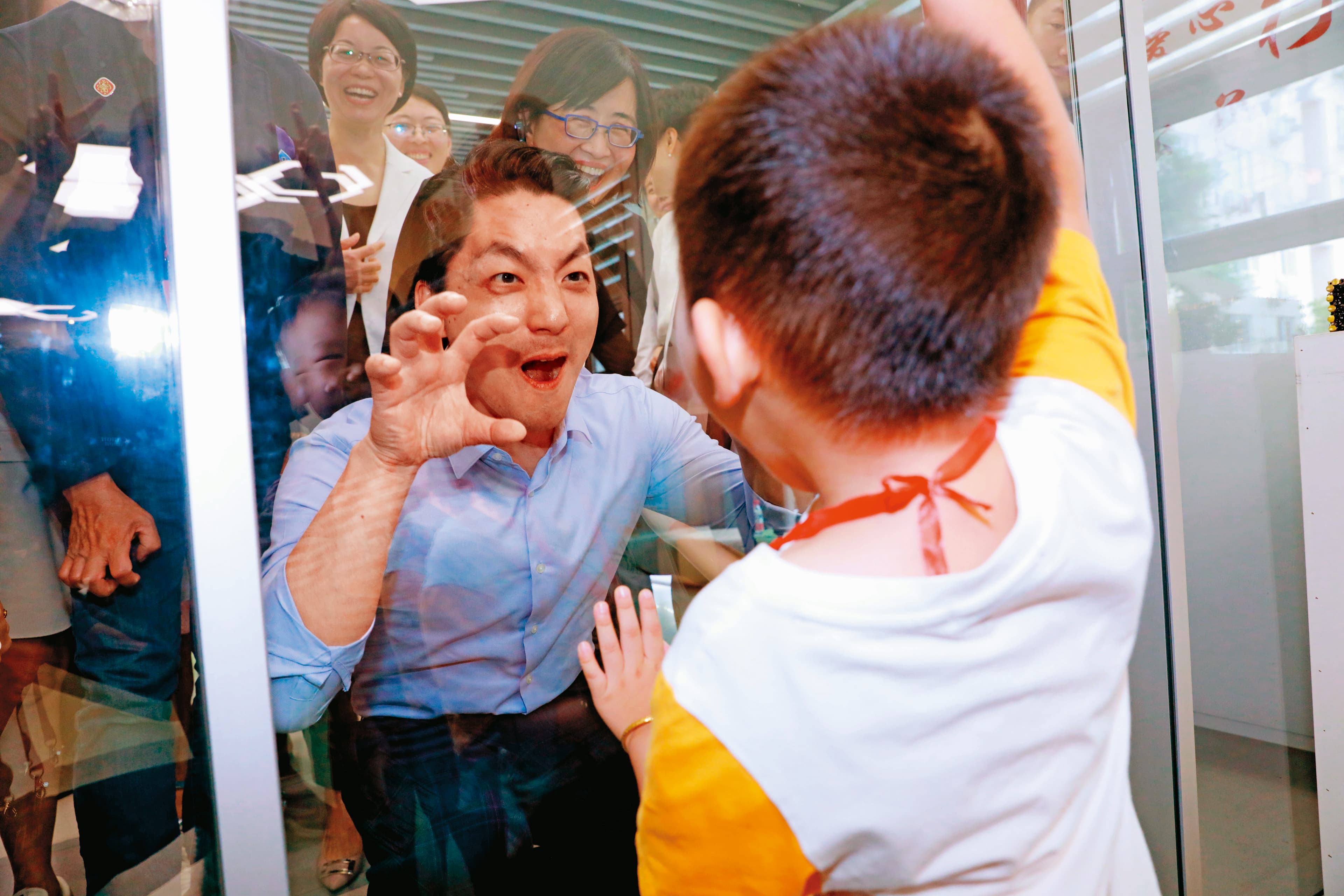 身為三寶爸的蔣萬安,此行也特地了解上海托幼相關政策。
