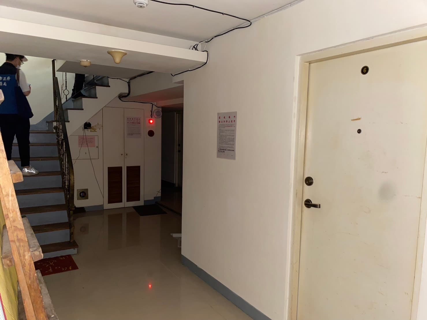 板橋大同街建築物地下室被屋主隔成10間套房出租牟利,遭新北市政府斷電處分。(新北工務局提供)