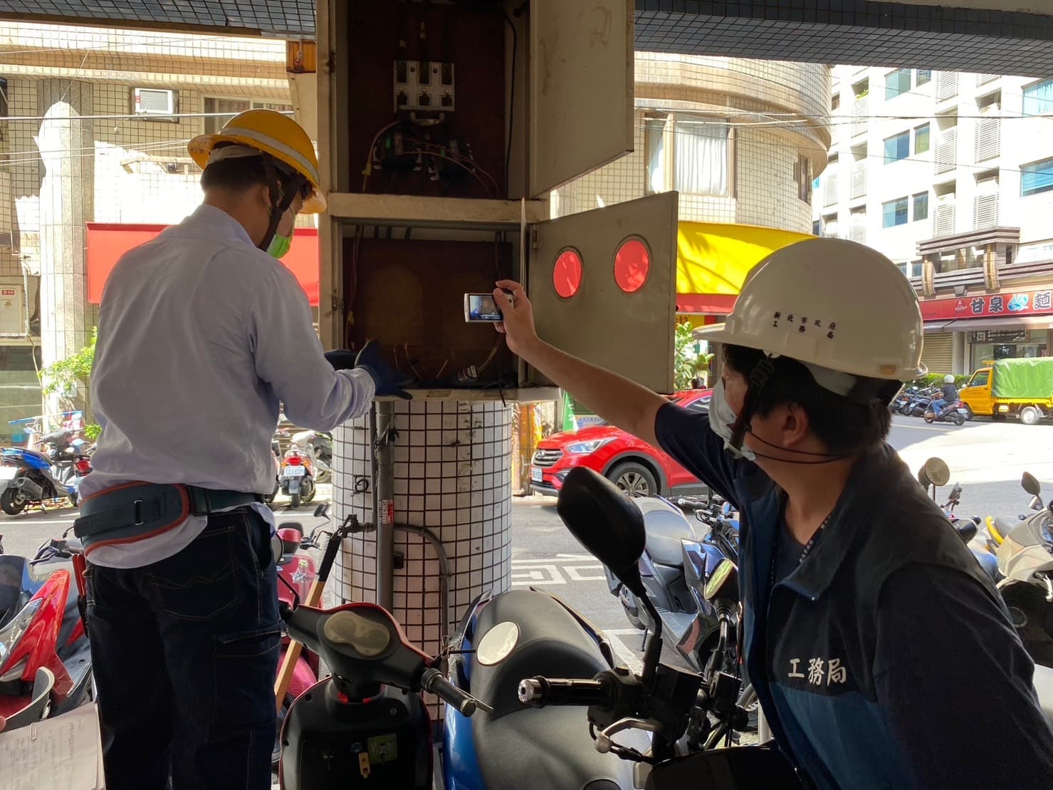 新北工務局最近針對板橋大同街一處地下室違規隔成10間套房出租,執行強制斷電處分,以維護公共安全。(新北工務局提供)