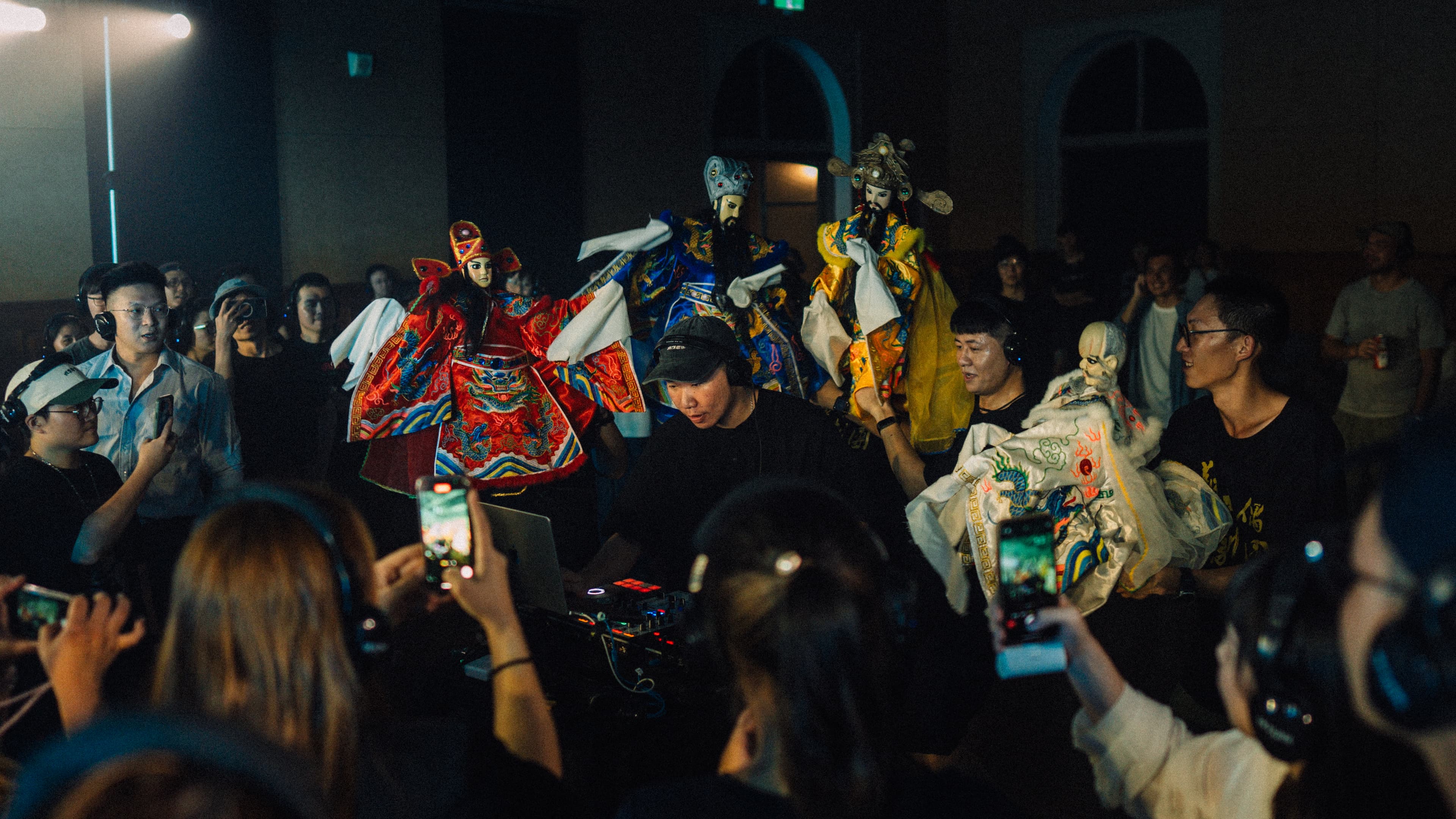《福祿 Soul 臺語俱樂部》福祿壽三仙與 DJ Litro 一起演譯舊時代的臺語禁歌。(民生電氣提供)
