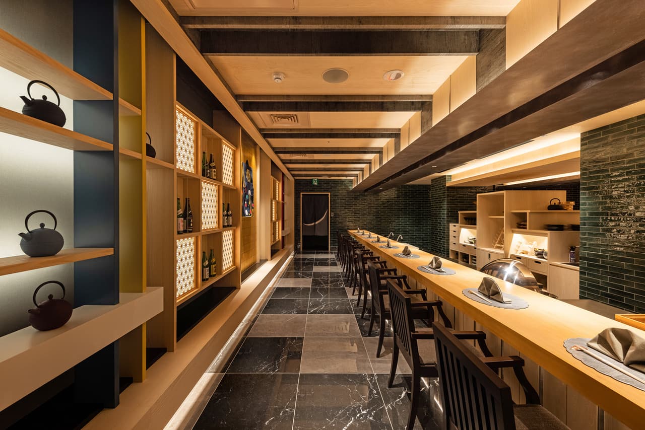 HAYASE日本料理的割烹用餐區,可近距離與主廚團隊互動,在用餐的同時欣賞廚師團隊如藝術般的烹調技巧。(JR東日本大飯店台北提供)
