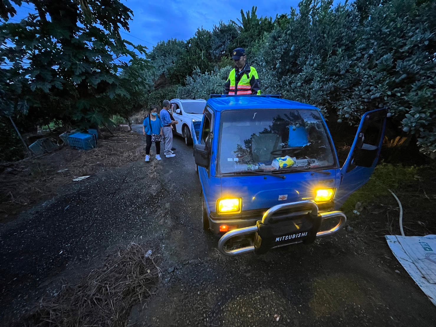 警方找來當地區民以繩索綁著小貨車,才順利將康男一家的車輛拉出泥濘。(嘉義縣警局竹崎分局提供)
