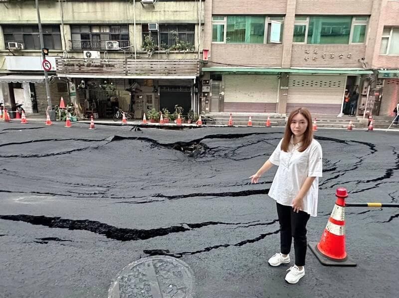 南京西路地陷。(台北市議員陳怡君提供)