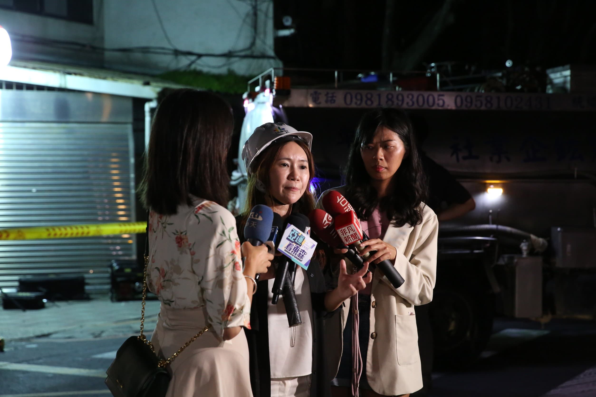 台北市議員陳怡君早在7月就接獲民眾陳情,屋損後她第一時間抵達現場替住戶發聲。