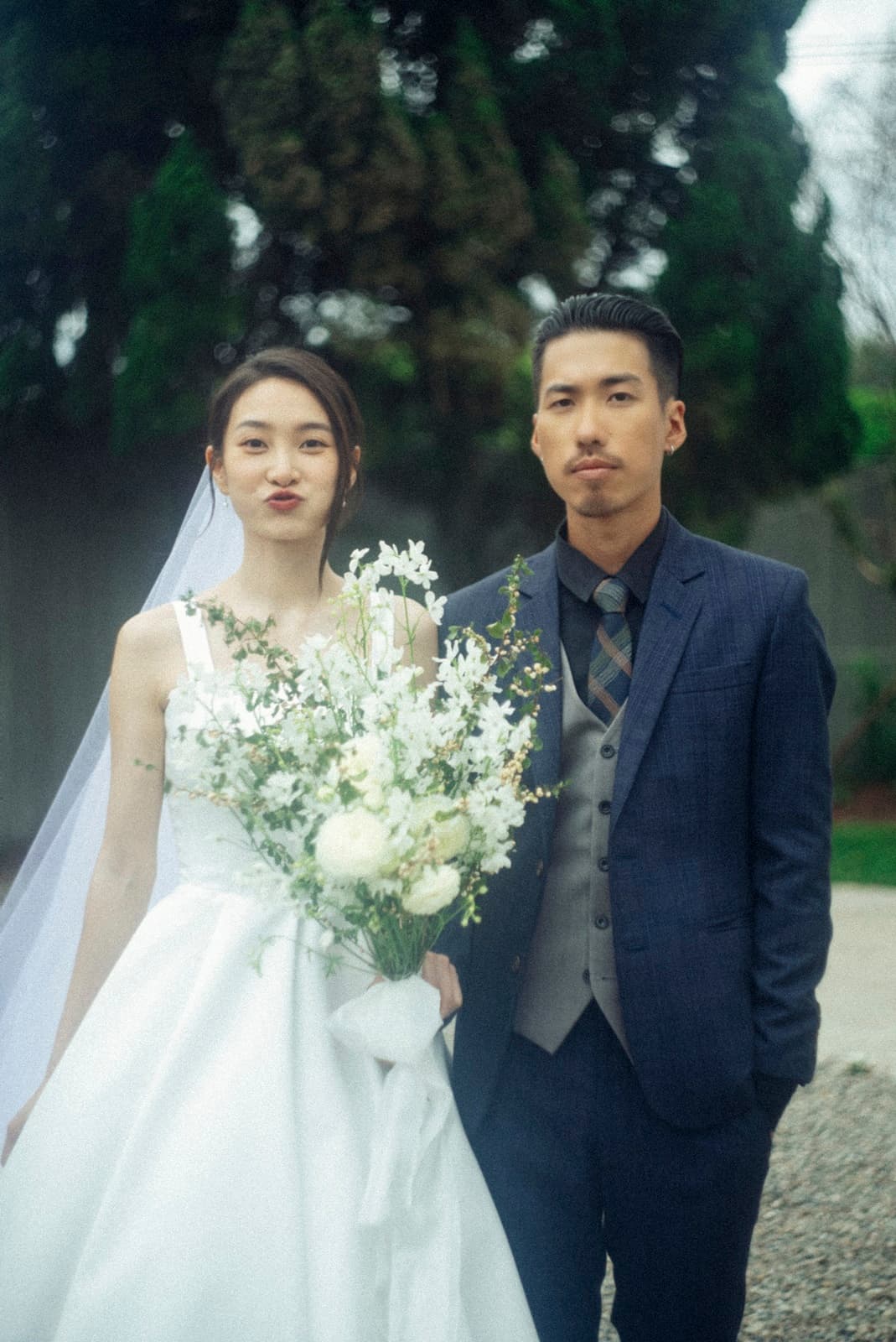 李亦捷的婚紗也很極簡。(李亦捷提供,婚紗:C.H Wedding、西裝:Chapeau Noir黑禮帽)