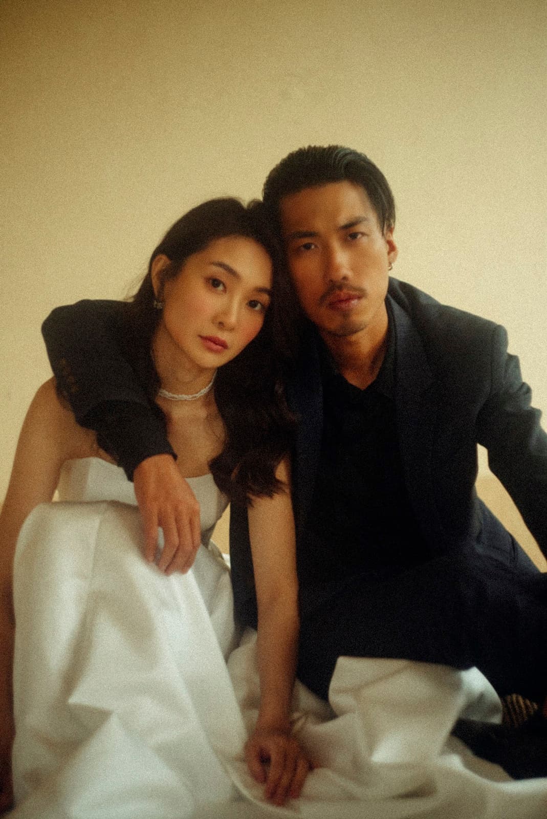 李亦捷的婚紗照風格很有文青的味道。(李亦捷提供,婚紗:C.H Wedding、西裝:Chapeau Noir黑禮帽)