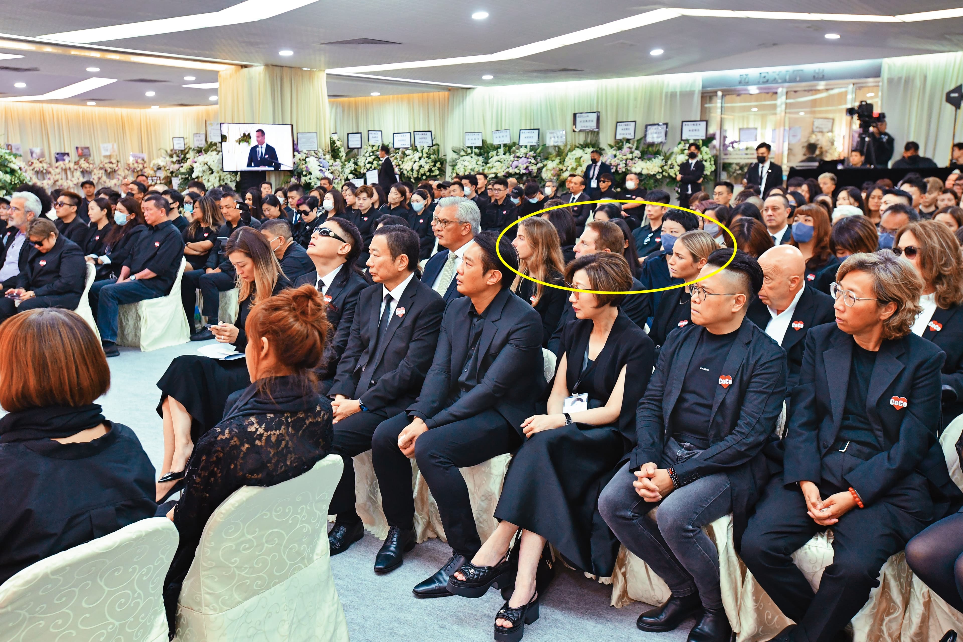 李玟出殯,老公和繼女(黃框處)卻坐在第2排,惹來外界非議;據說李玟遺產都沒有給他們。(東方IC)