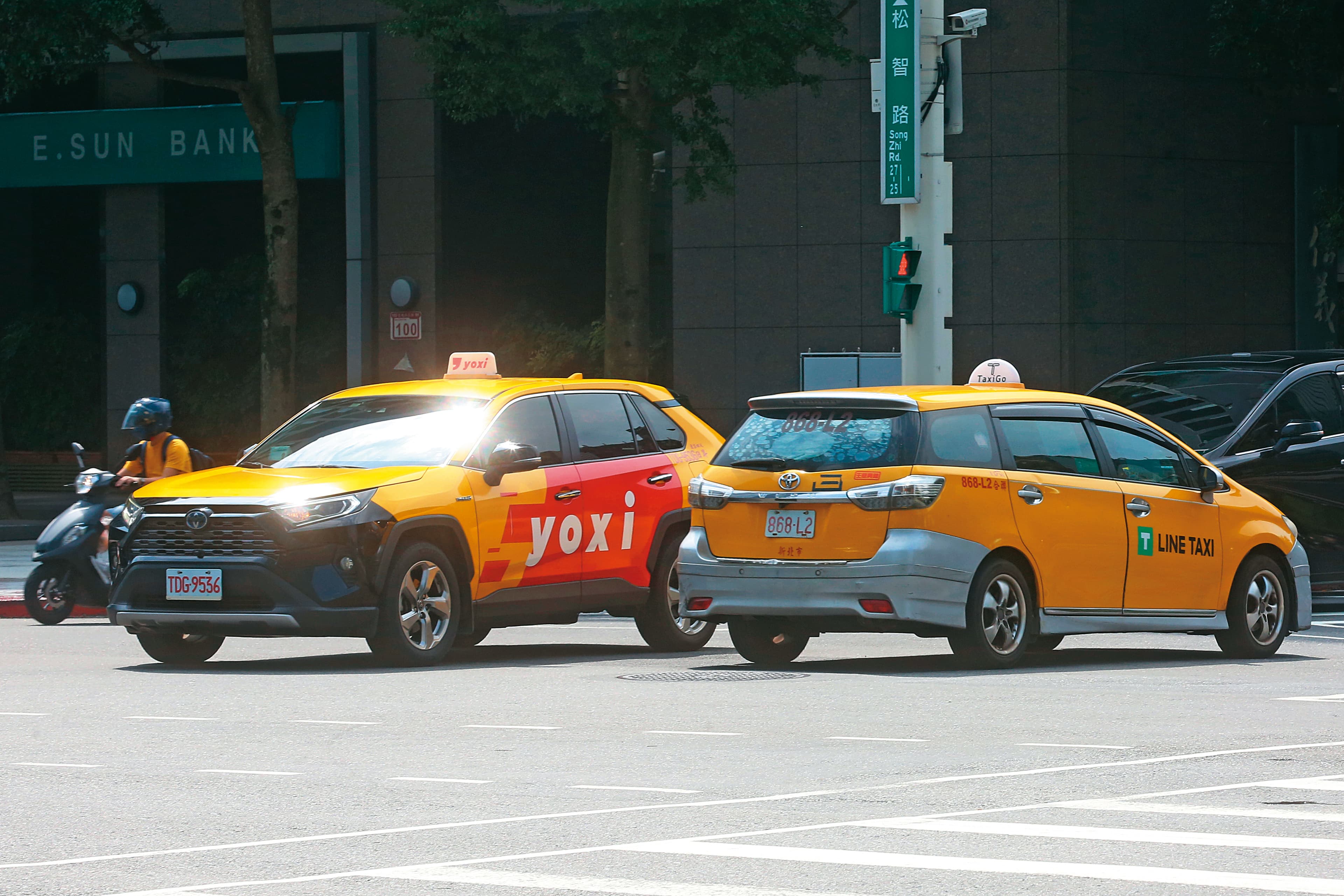 和泰、裕隆集團各自擁有yoxi、LINE TAX小黃叫車平台,外界好奇是否掀起新一波搶客大戰。