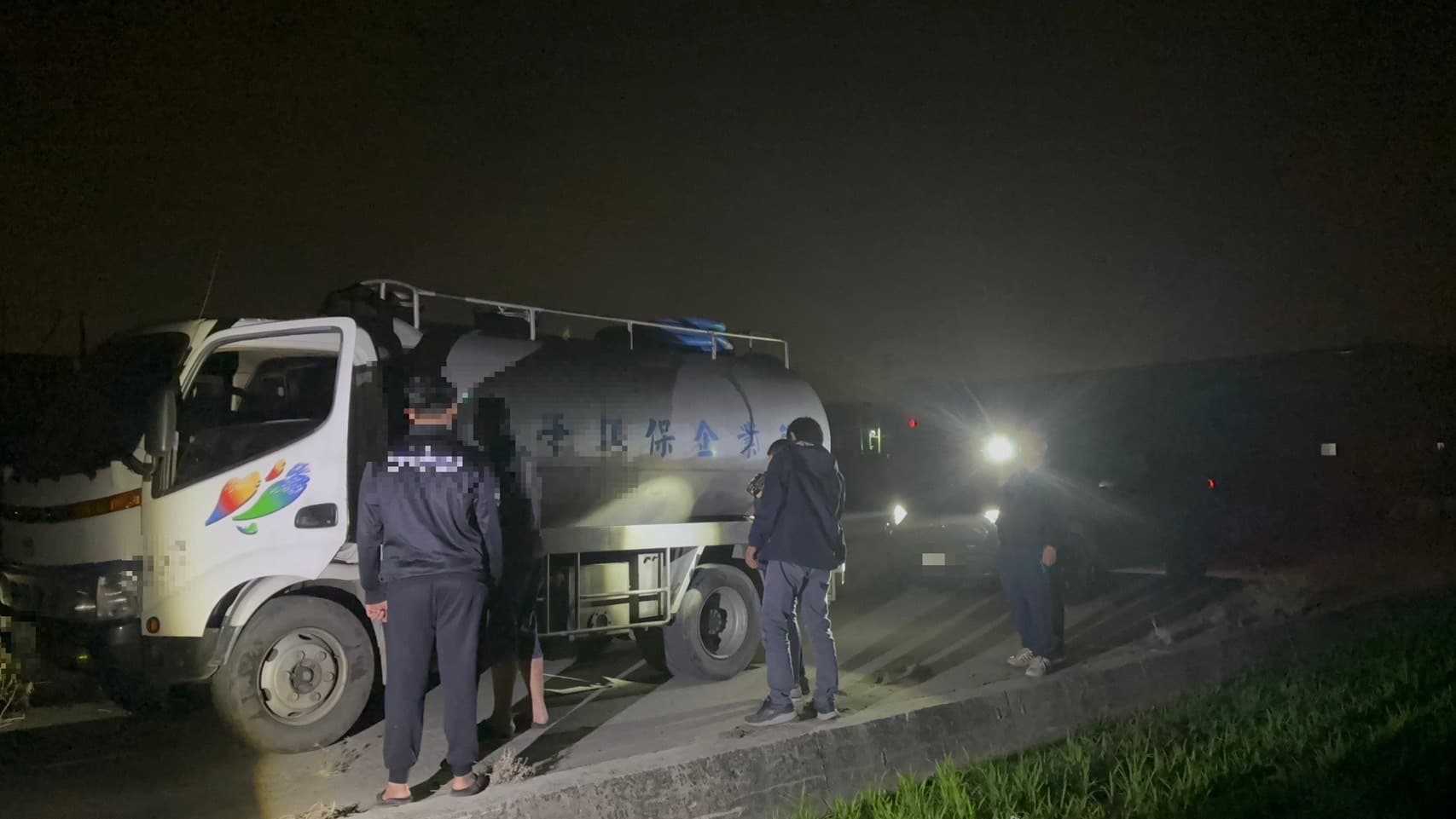 不肖業者深夜傾倒強酸廢油,遭專案小組當場逮獲。(保七總隊第三大隊提供)