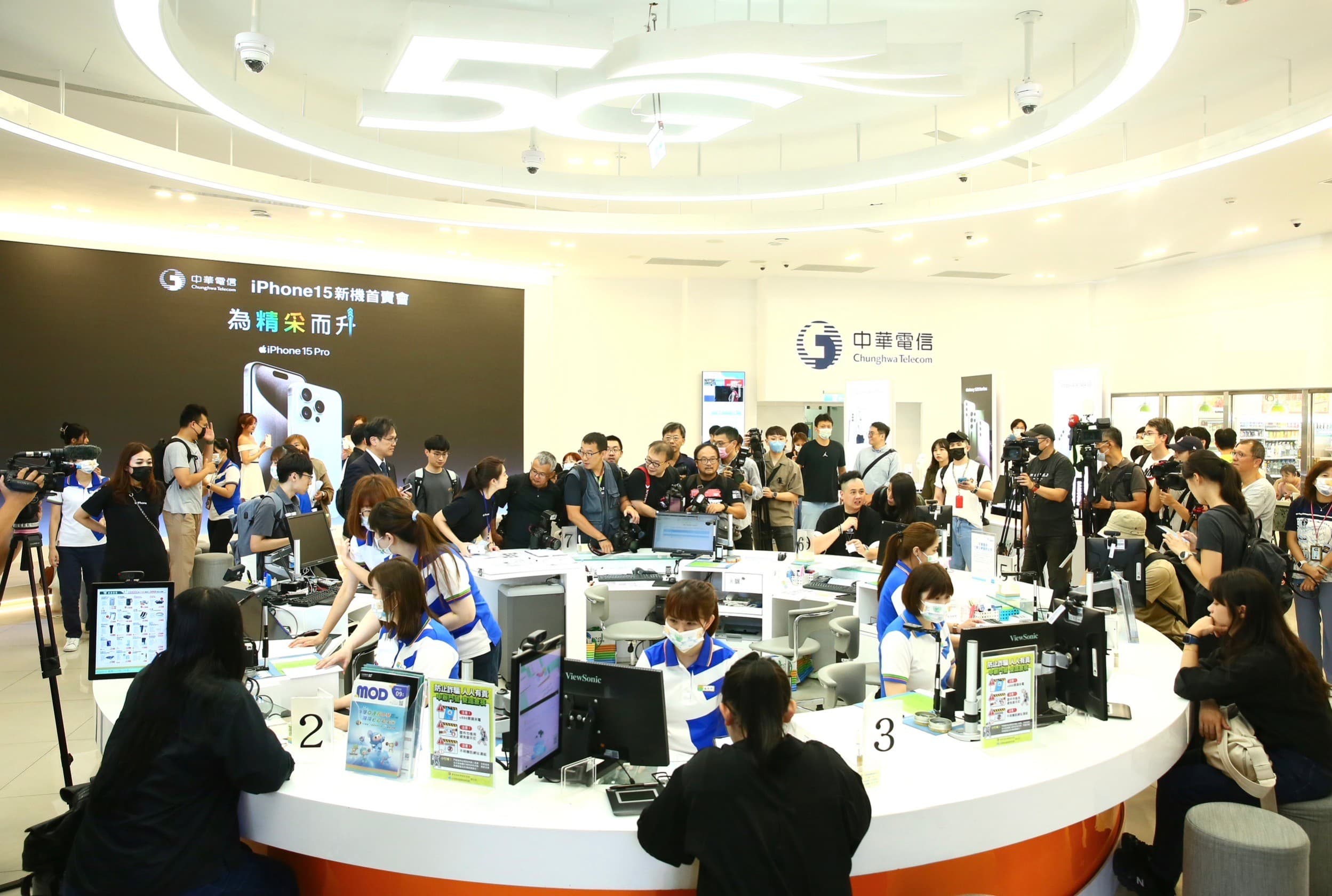中華電信開賣iPhone 15,果粉排隊搶買。