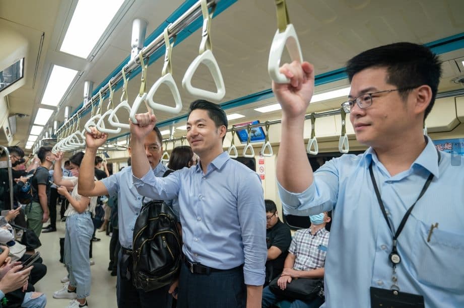 蔣萬安搭捷運上班,不少通勤民眾捕獲到野生市長。(北捷提供)
