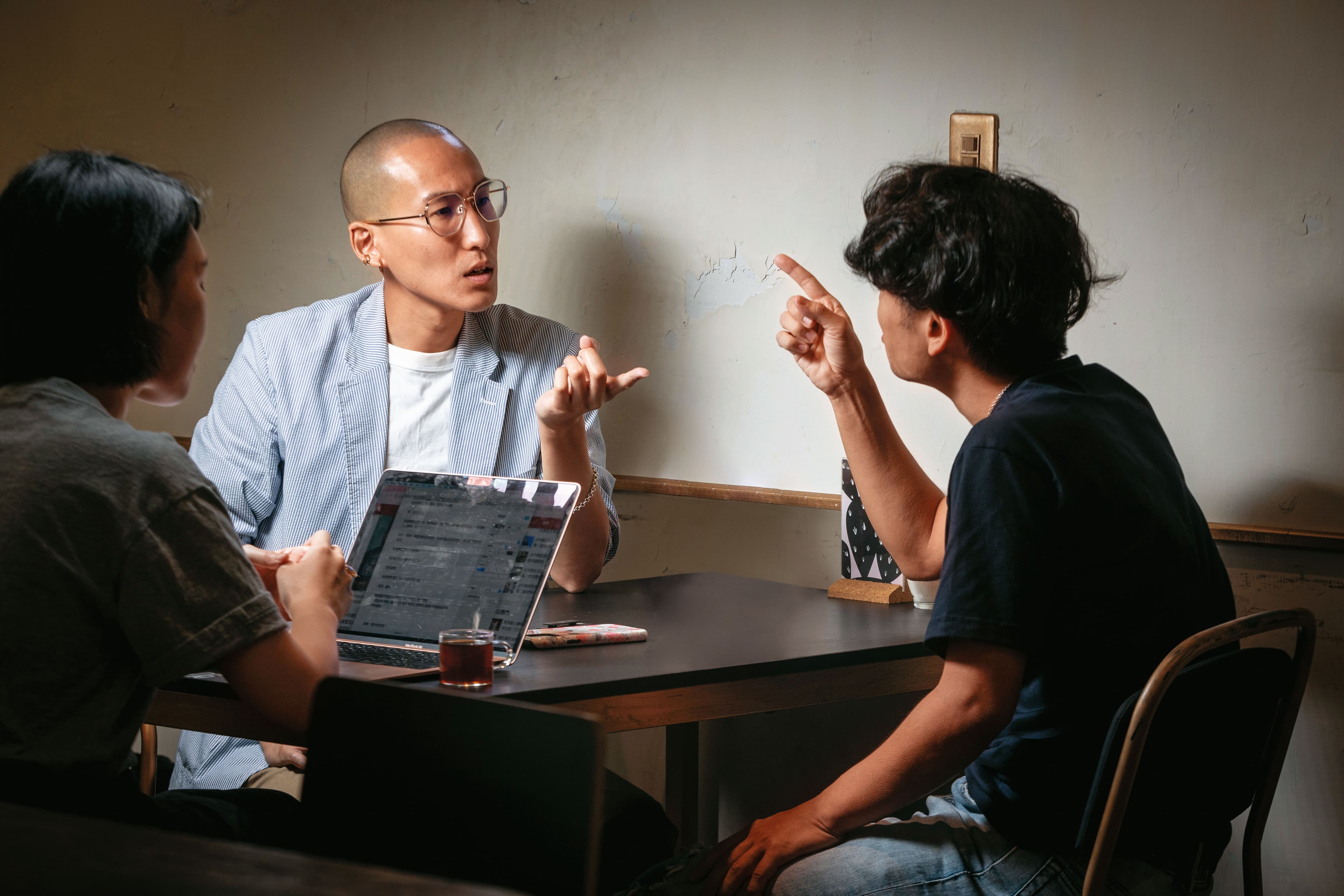 唐福睿(右)、劉珞亦(左)在對談中交換法律見解與生活經驗,兩個相差十歲的法律男對話,頗有火花。