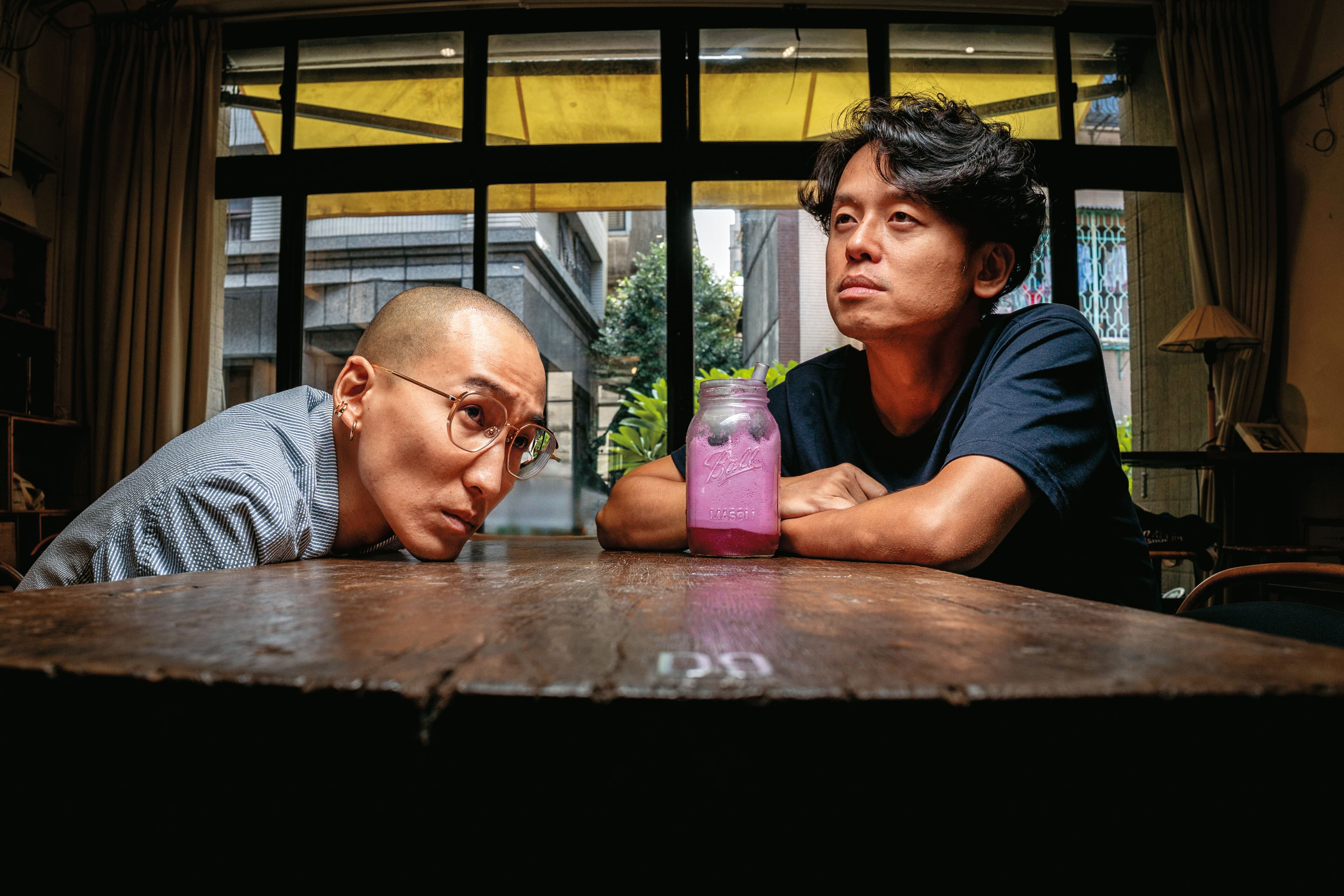 唐福睿(右)、劉珞亦(左)現場分享印象深刻的童話故事,從《藍鬍子》到《睡美人》,結果發現這些童話故事呈現的價值觀都「很有問題」。