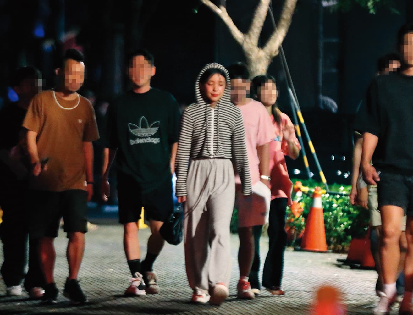 9月16日02:28,友人將她圍在中間,走去附近停車場取車。