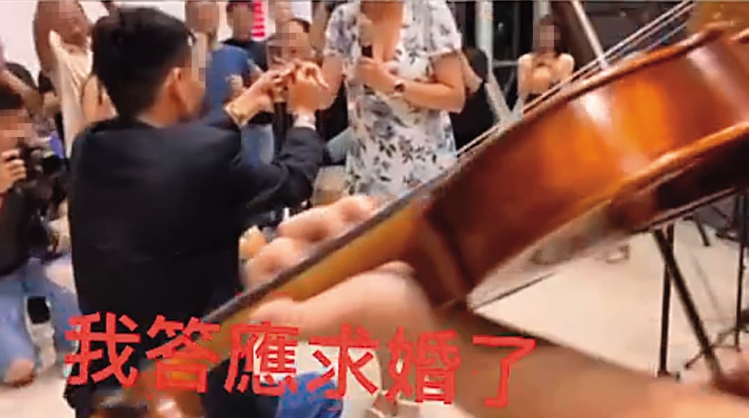 男友拿著兩克拉鑽戒,單膝下跪向李妍瑾求婚成功。(翻攝自李妍瑾IG)