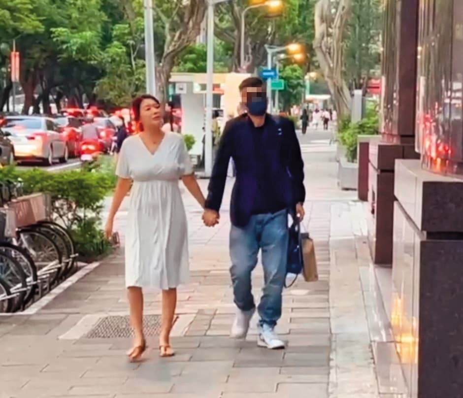 李妍瑾(左)被求婚成功後,遭目擊與未婚夫(右)現身生殖醫學中心,疑似要做懷孕相關檢查。(讀者提供)