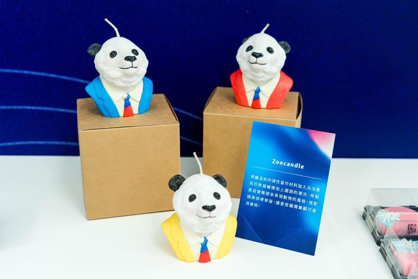 設計團隊的熊貓蠟燭採用中國代表動物熊貓,也挨批有統戰意味。(翻攝自桃園市政府青年事務局臉書)