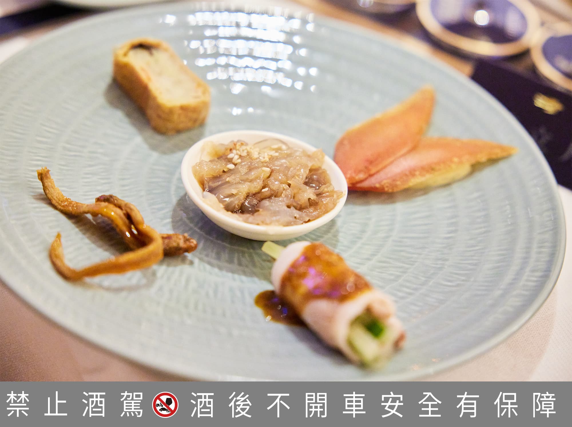 「五彩風味盤」裡酥脆可口的鳳尾魚與「馬爹利藍淬燕」一同入口後,會發現圓潤的干邑更顯露出海鮮的甘口本質。