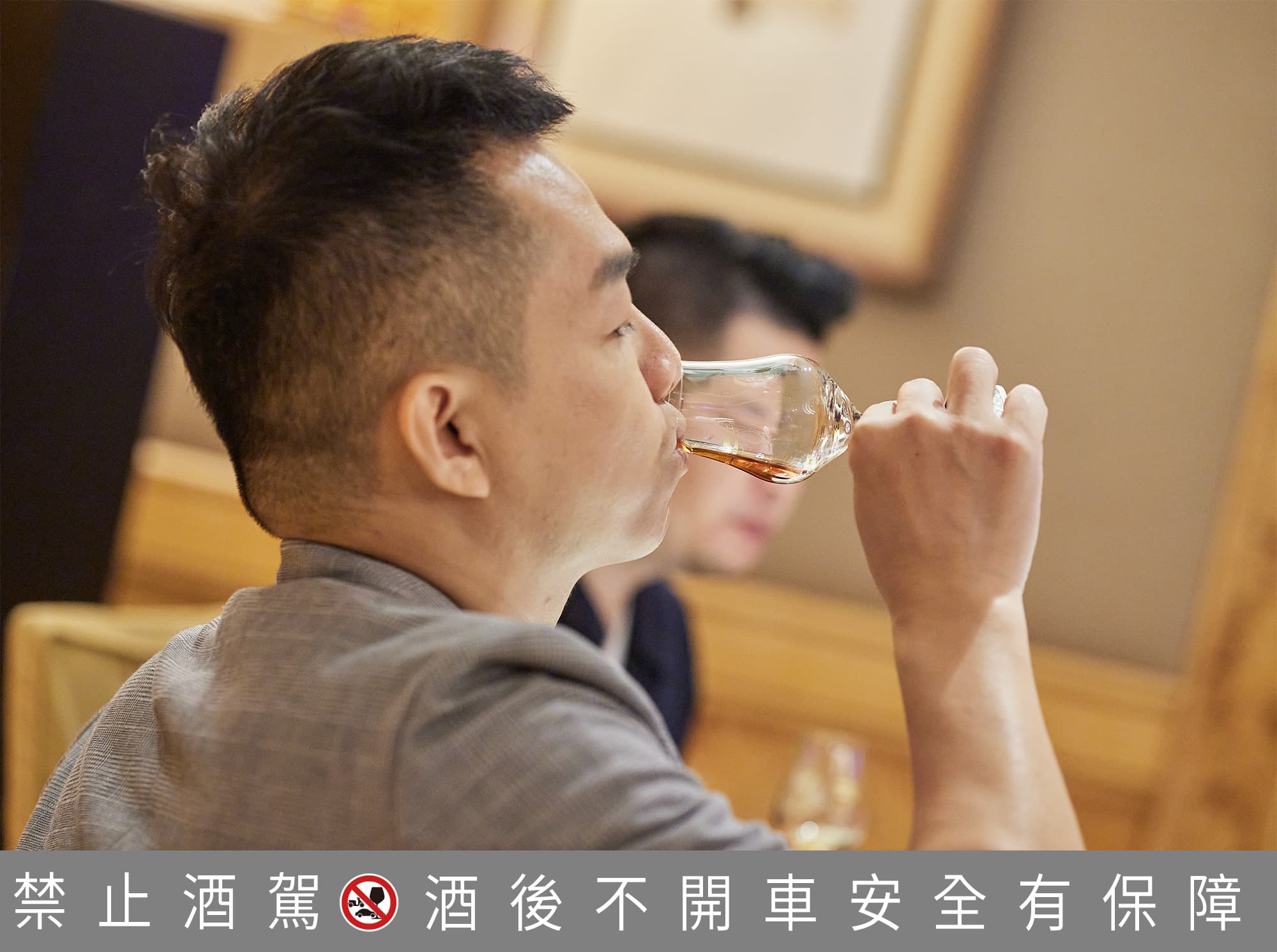 現場賓客在品嚐中式美饌後啜飲馬爹利干邑,沉醉其中。