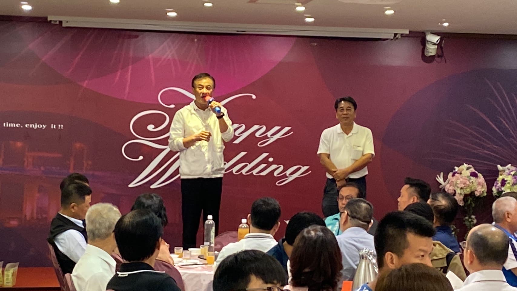 蘇嘉全上台致詞時,稱身旁的台灣石油工會理事長陳嘉麟是「大爐主」。(讀者提供)