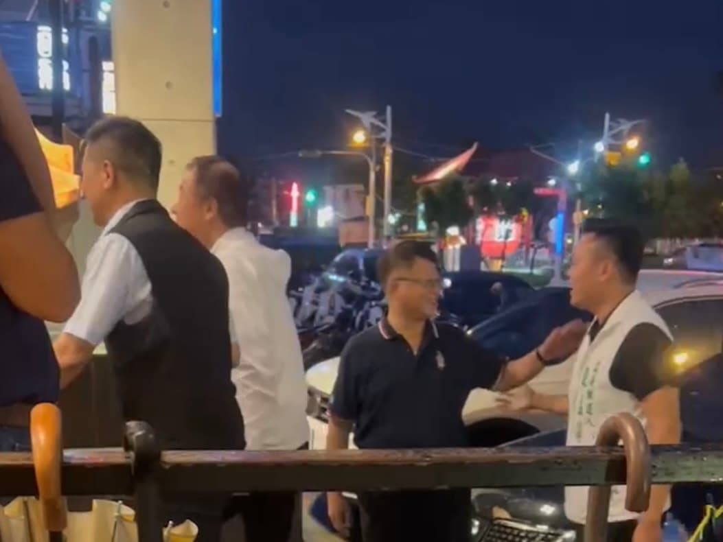 27日晚間,蘇嘉全與參選屏南立委的姪孫蘇孟淳一起步入屏東東港的「阿榮坊」風味海鮮餐廳,準備與7大工會餐敘。(讀者提供)