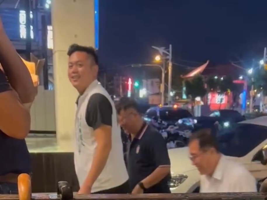 27日晚間,蘇嘉全與參選屏南立委的姪孫蘇孟淳一起步入屏東東港的「阿榮坊」風味海鮮餐廳,準備與7大工會餐敘。(讀者提供)