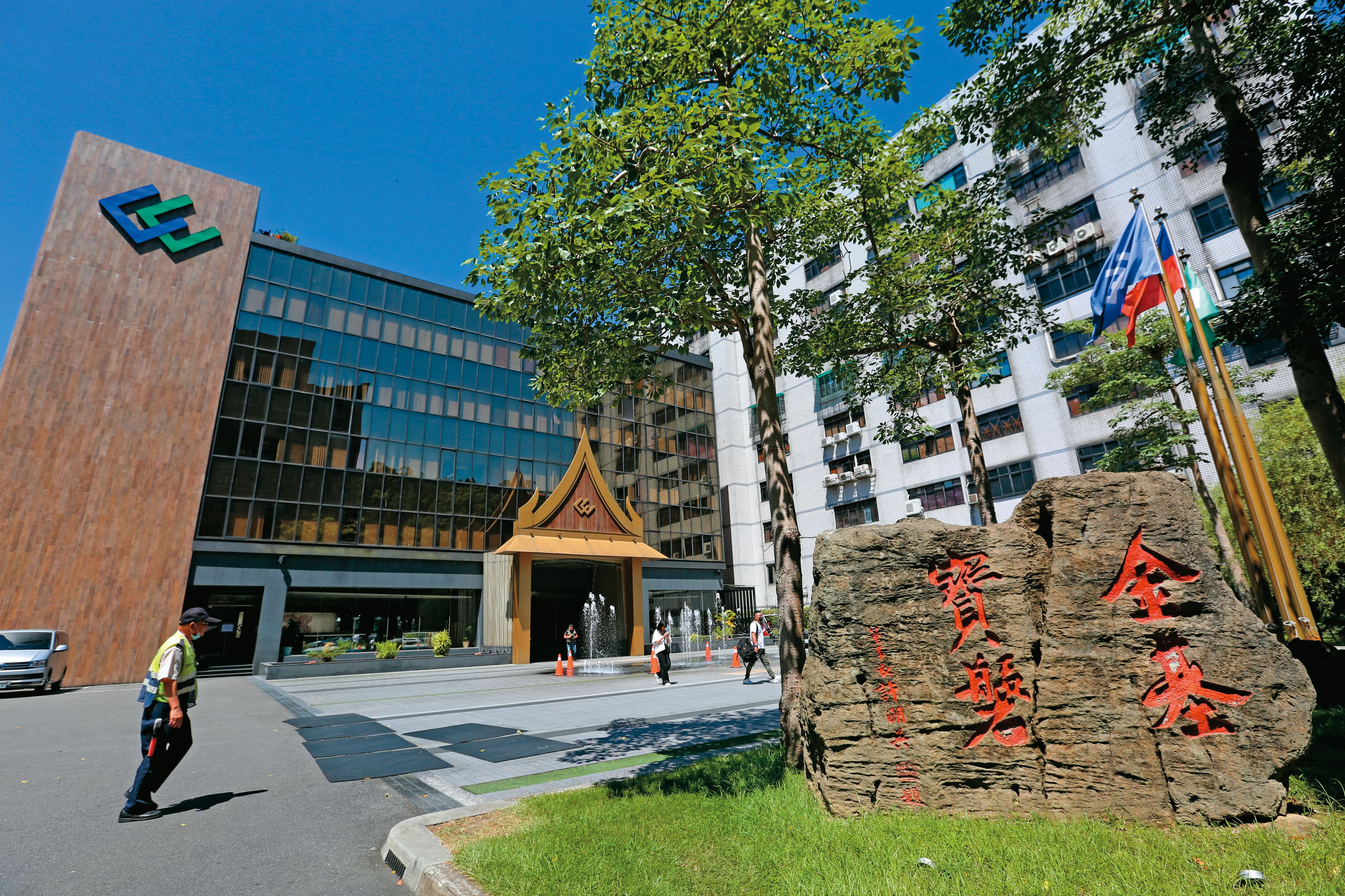 蕭慶華因集團內部人事調整,從2020年擔任許的特助至今。