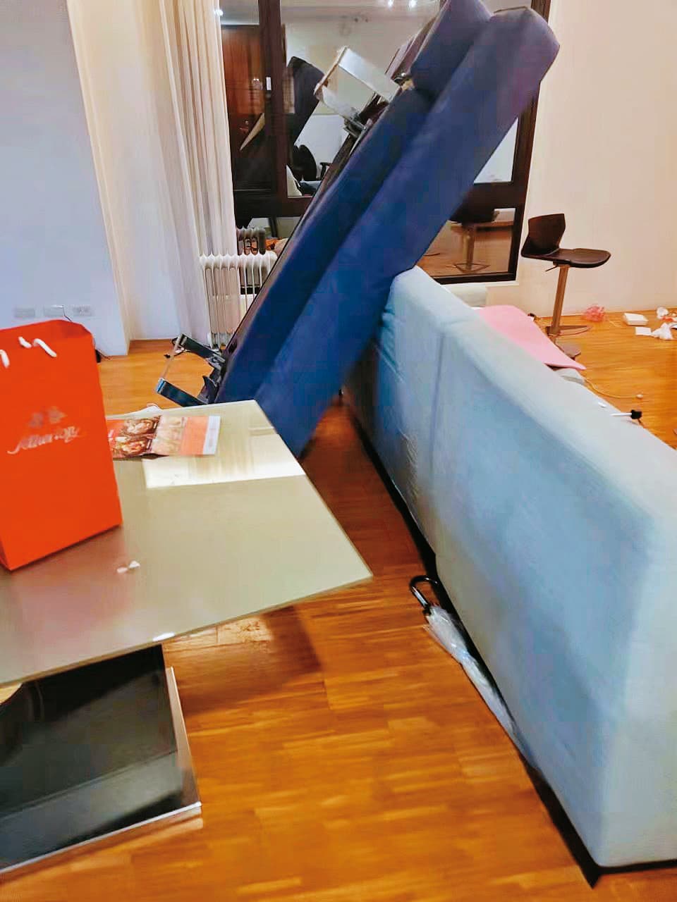 蕭慶華賣掉房產後,有不明人士半夜上門強逼蕭妻搬離,還把屋內稿到凌亂不堪。(讀者提供)
