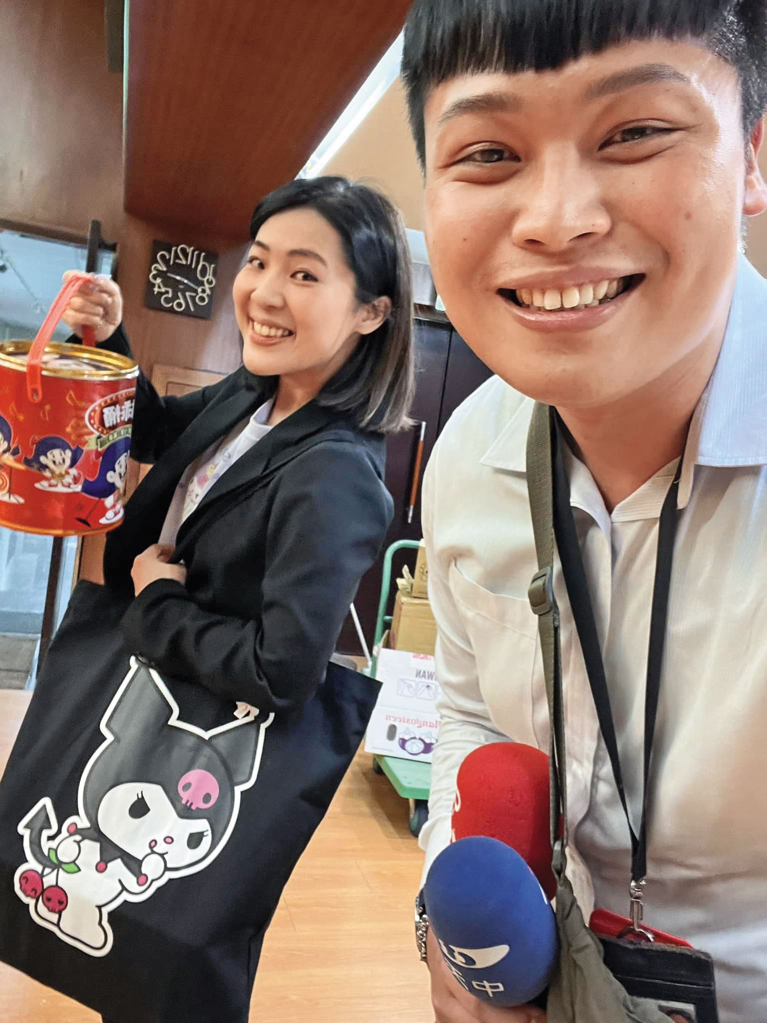 林宸佑(右)主跑立院與手提大桶乖乖的藍委徐巧芯(左)同框合照,2人露出燦爛笑容,顯見交情不錯。(翻攝林宸佑臉書)